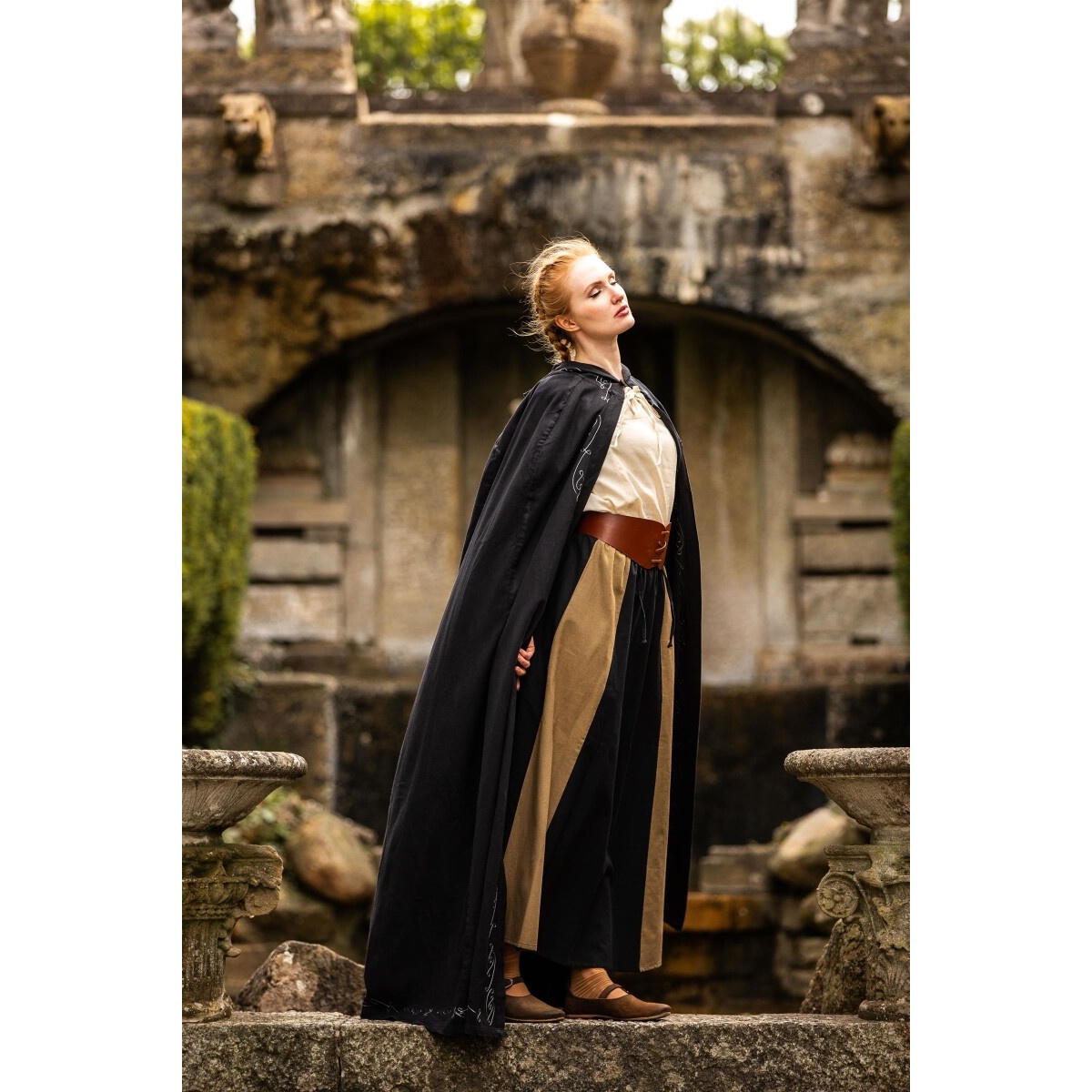 Capa medieval con bordado Erna negra