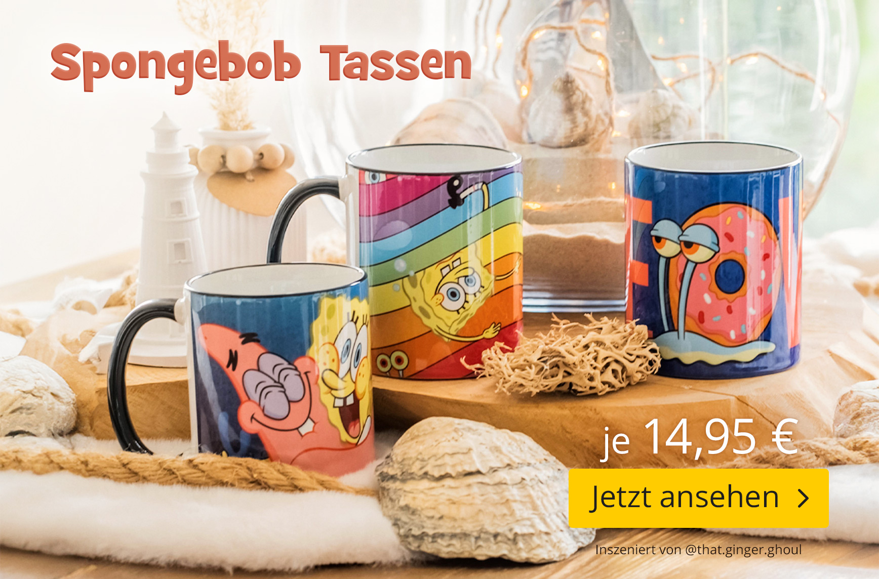 Drei SpongeBob Schwammkopf Tassen mit Motiven von SpongeBob, Patrick und Gary auf einem dekorierten Tisch mit Muscheln und Sand. Text: SpongeBob Tassen, je 14,95 Euro, Jetzt ansehen.