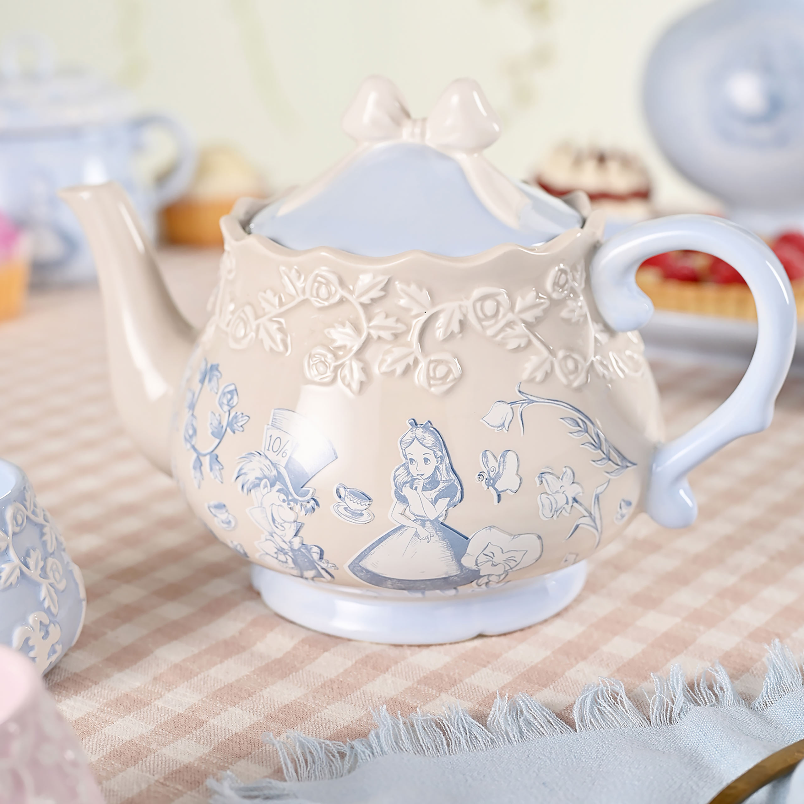 Alice in Wonderland - Mad Hatter and Alice Teapot