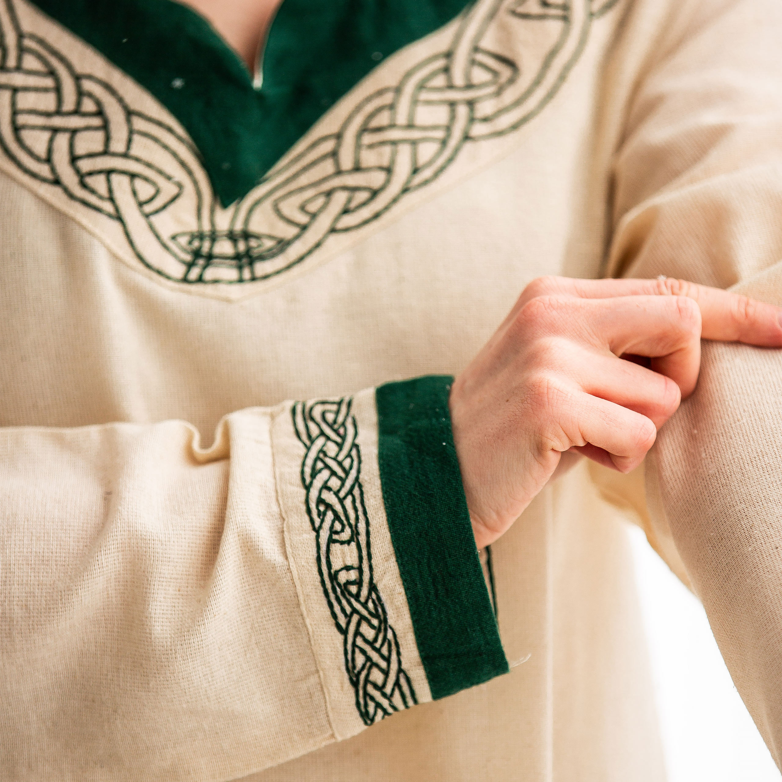 Robe médiévale avec broderie beige-verte