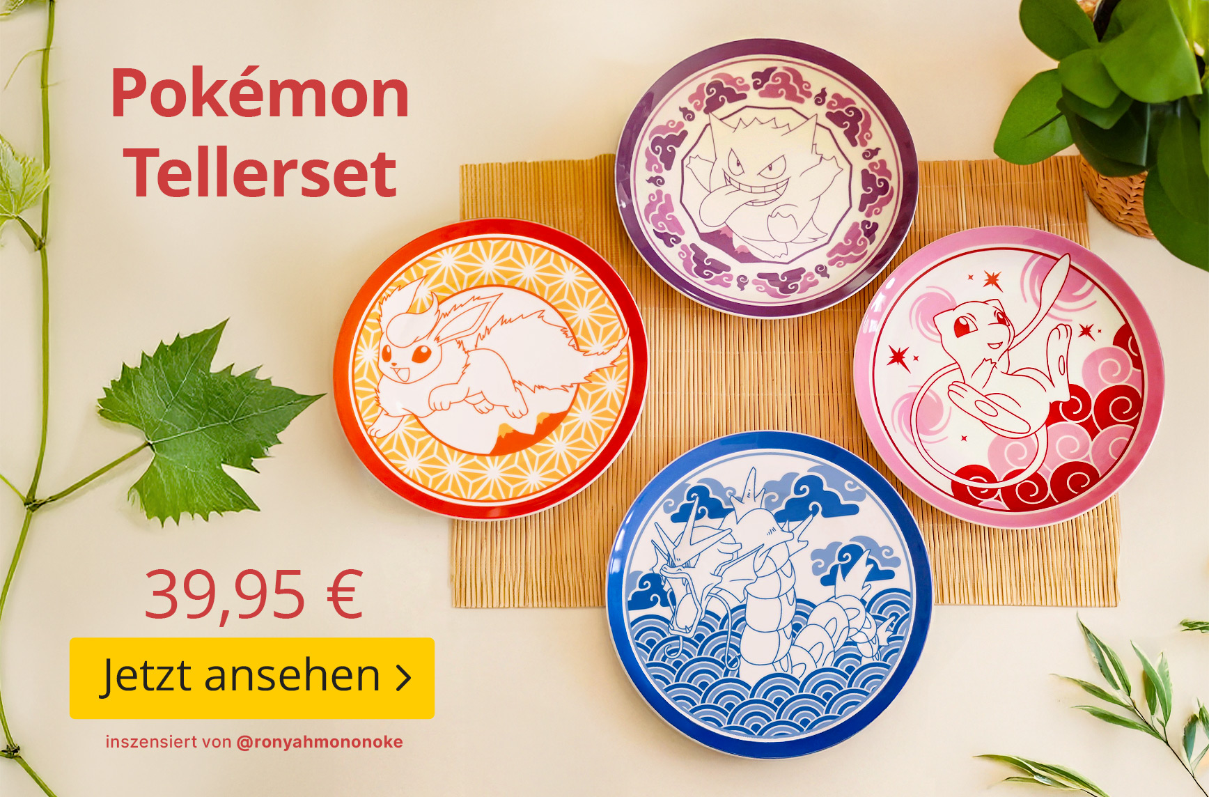 Vierteiliges Pokémon Tellerset mit Motiven von Gengar, Mew, Garados und Vulpix auf dekorativen Tellern, Preis 39,95 Euro, Button „Jetzt ansehen“.