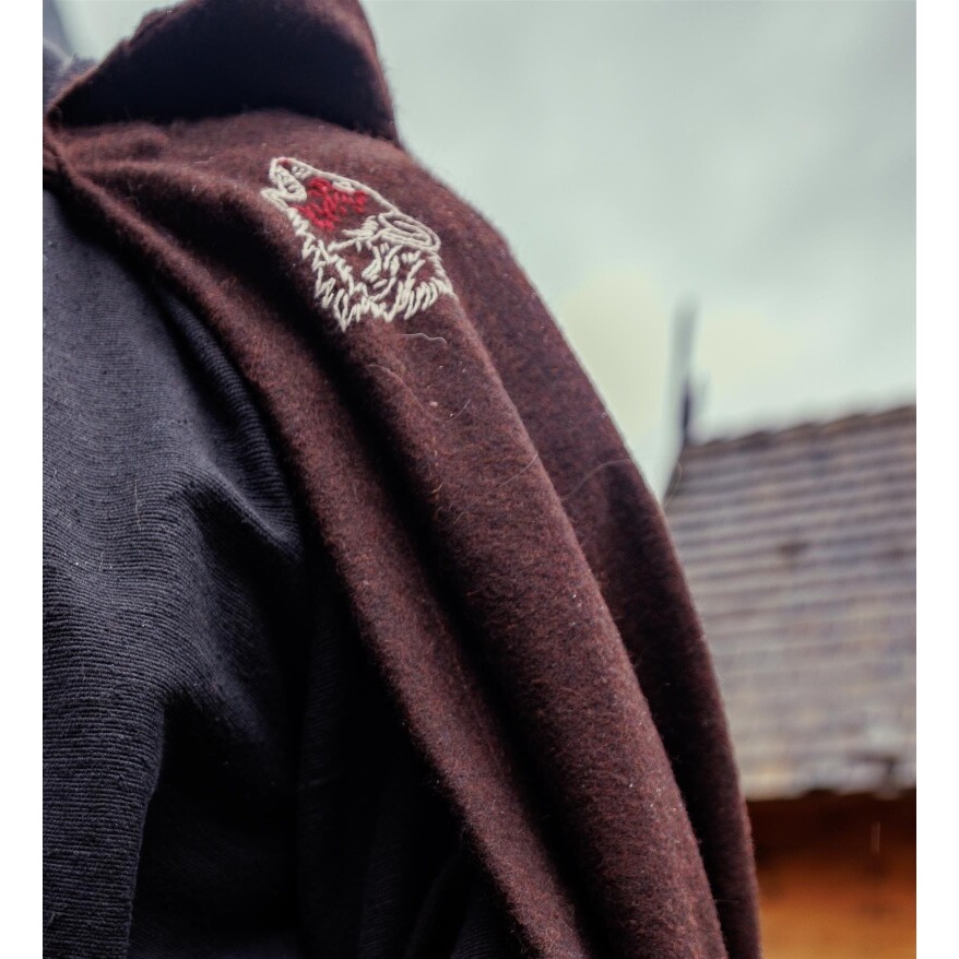 Capa vikinga medieval Alpha con bordado de lobo marrón