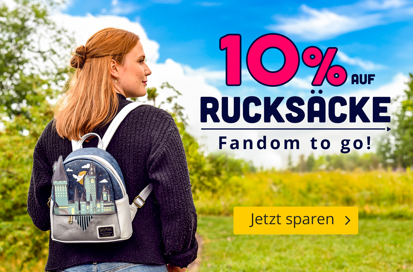 Frau mit Harry-Potter-Rucksack im Grünen, Schriftzug ‚10 % auf Rucksäcke – Fandom to go!‘ daneben gelber Button ‚Jetzt sparen‘.