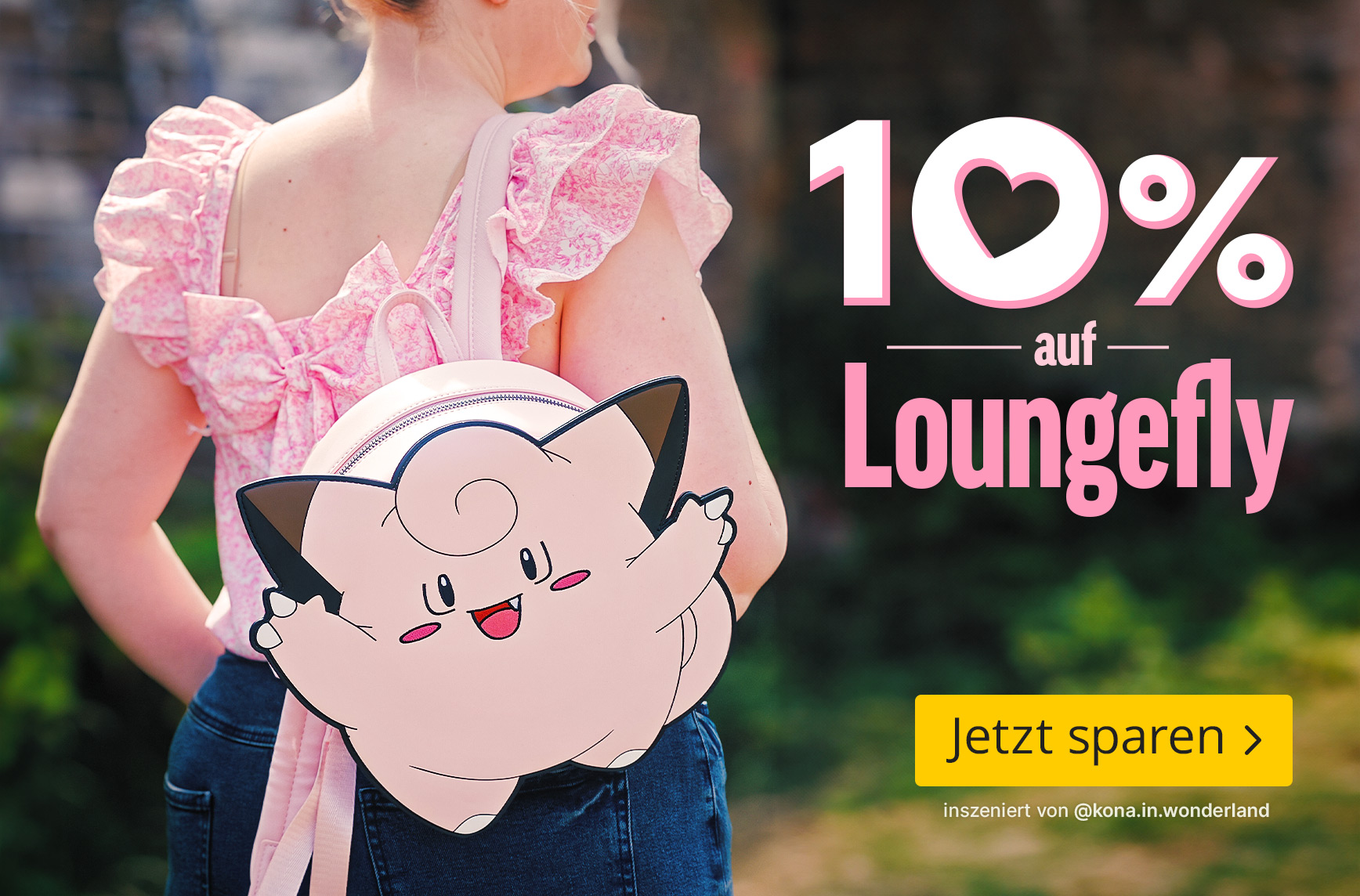Frau mit rosa Kleid trägt einen Loungefly Rucksack im Pokémon Clefairy Design im Freien. Text: 10 % auf Loungefly, Jetzt sparen.