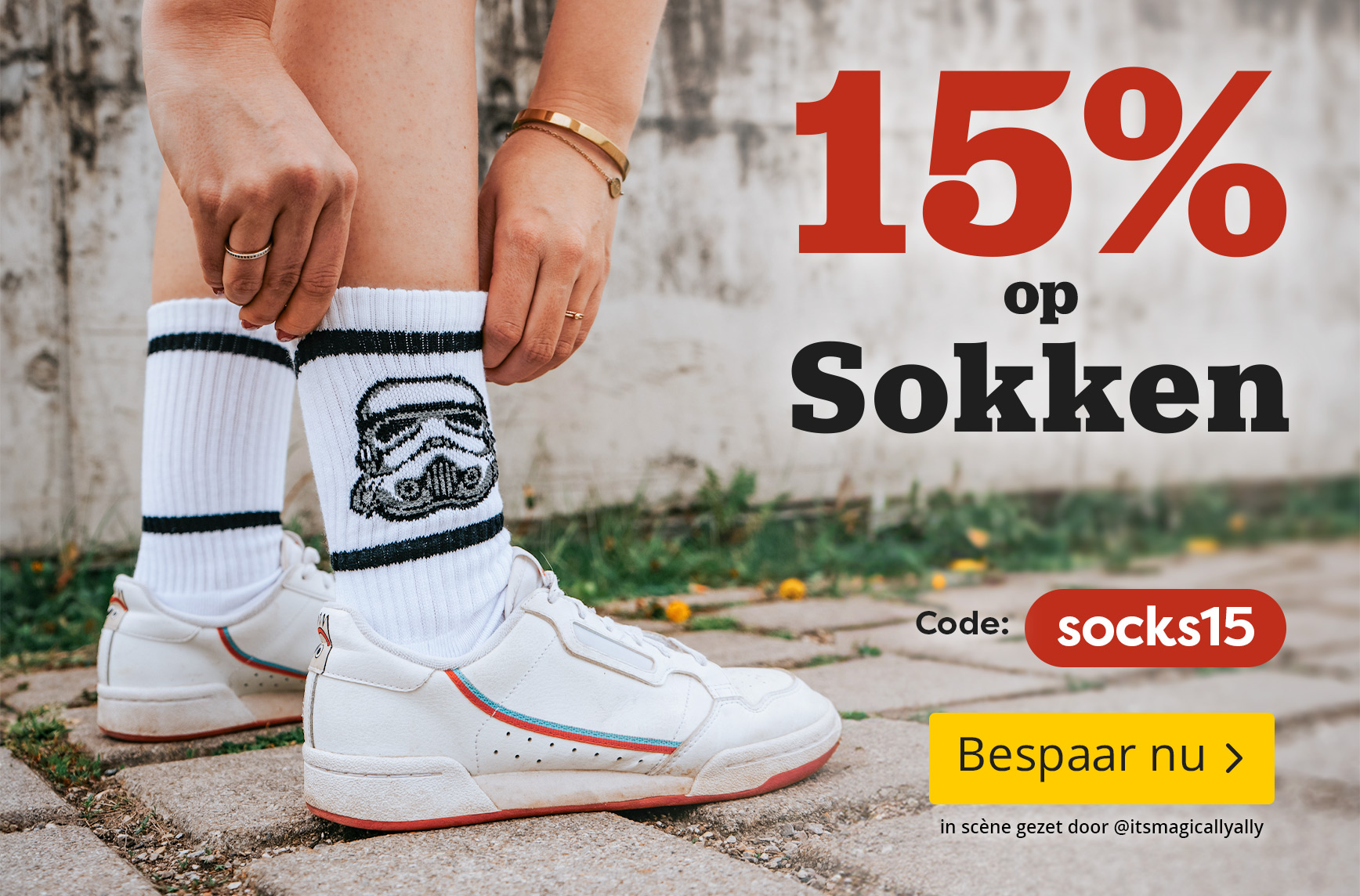 15 procent korting op sokken met code socks15. Persoon draagt witte sokken met Stormtrooper-motief en sneakers, knop “Nu besparen”.