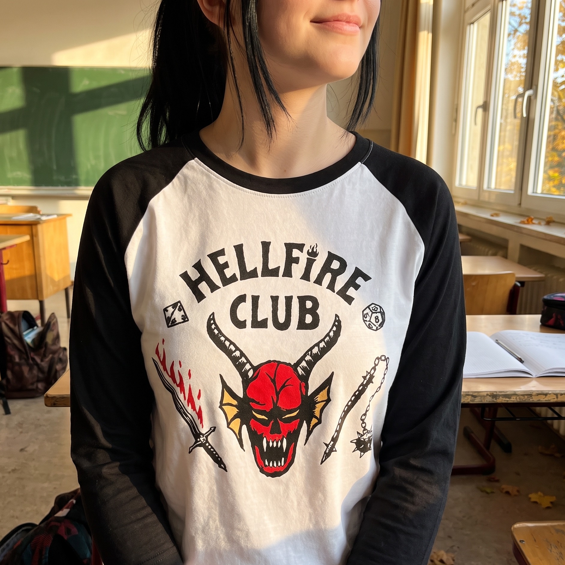 Stranger Things - Camiseta de manga larga emblema Hellfire Club