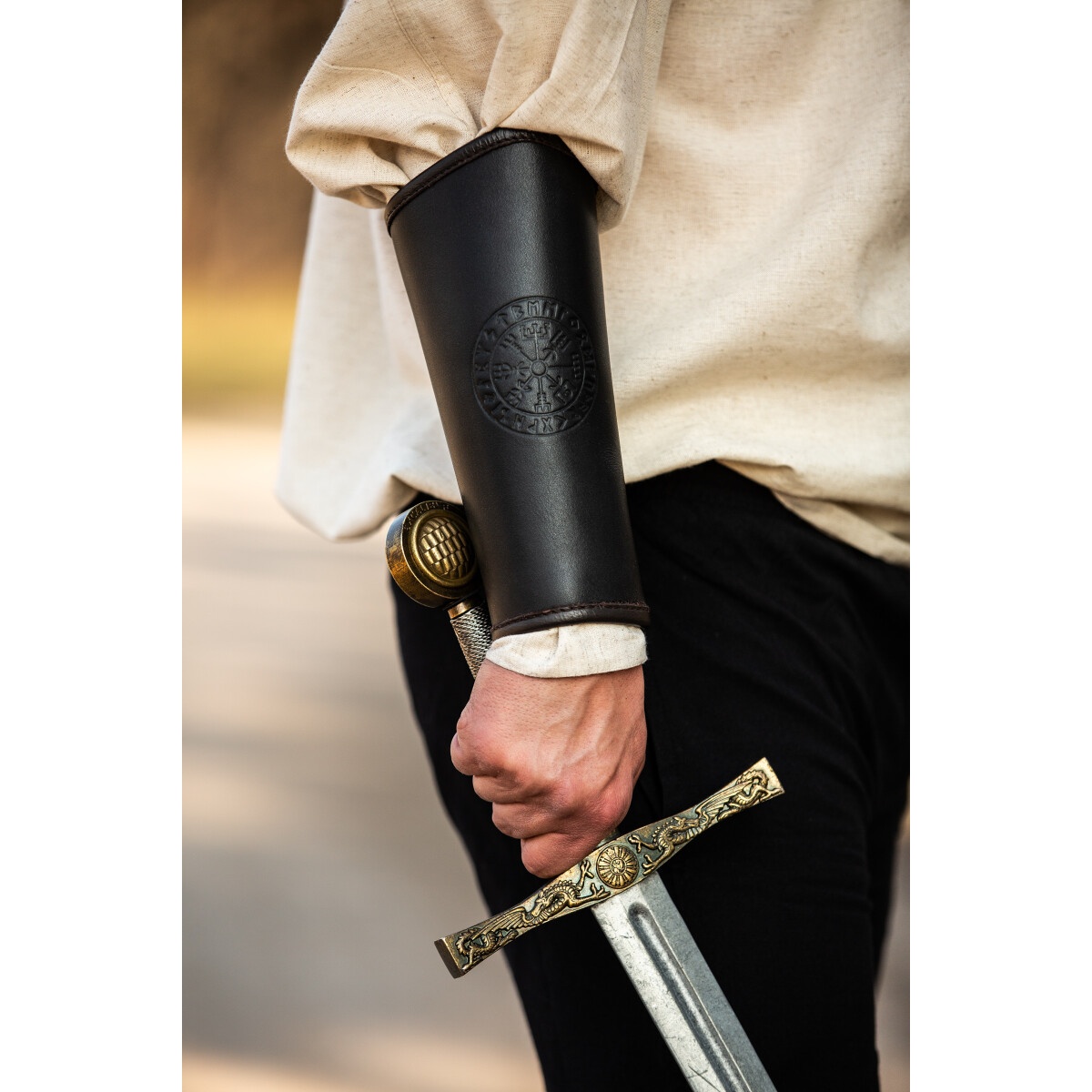 Brassard médiéval en cuir Ottar avec embossage Vegvisir noir