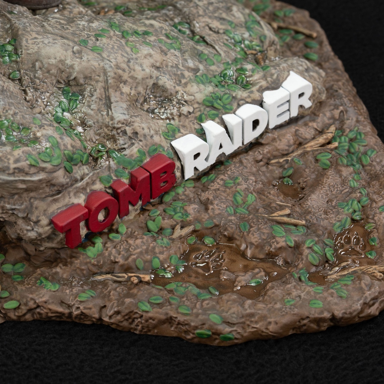Tomb Raider PVC-standbeeld Lara Croft Survivor Era 33 cm
