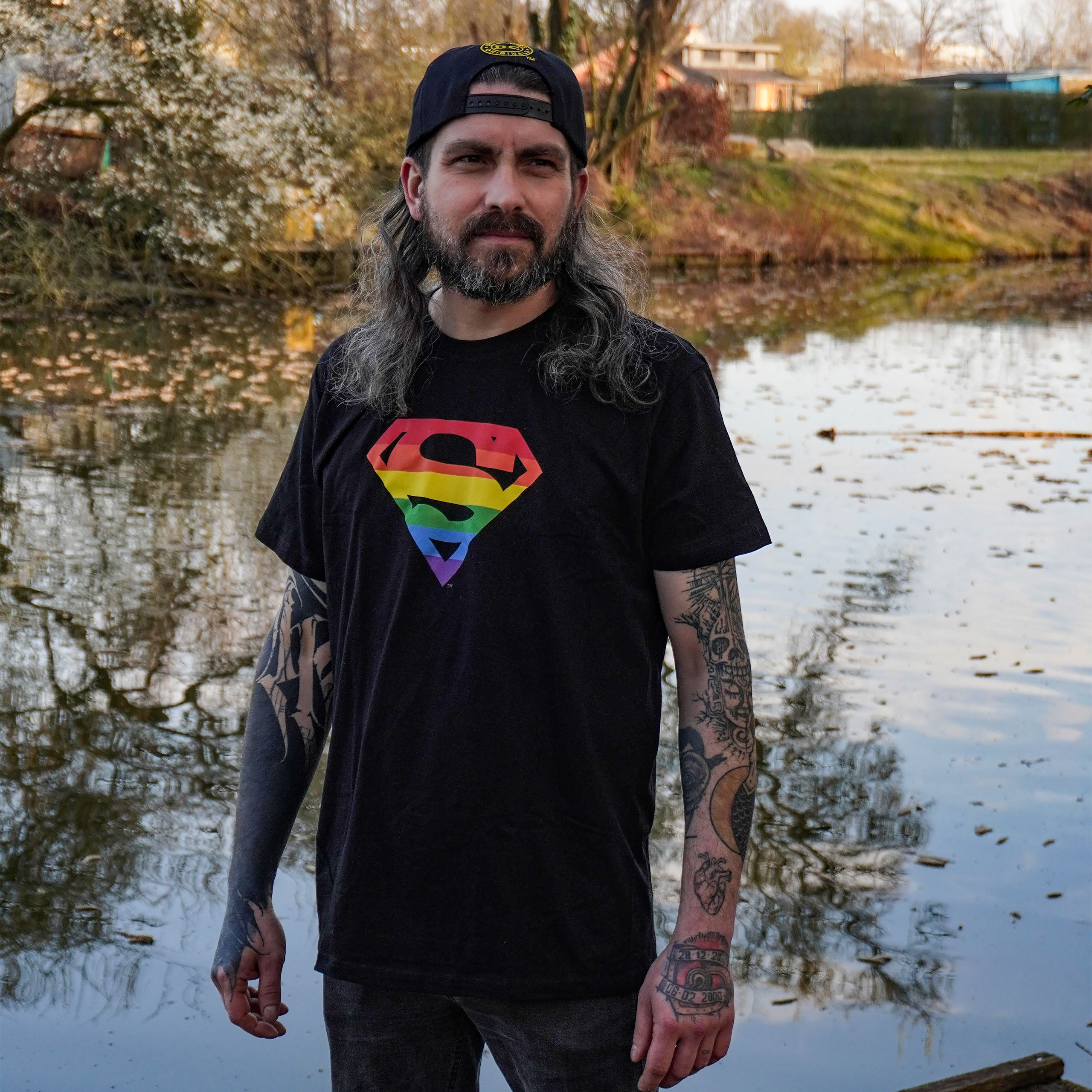 Superman - T-shirt nera con logo Pride
