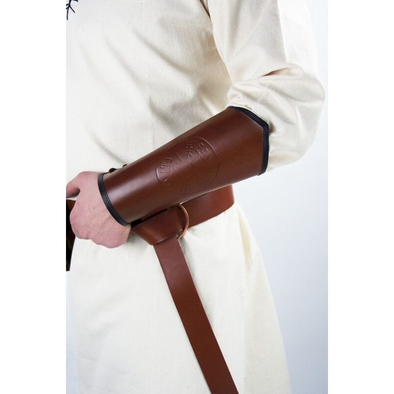 Mittelalter Lederarmschiene Ottar mit Vegvisir-Prägung braun