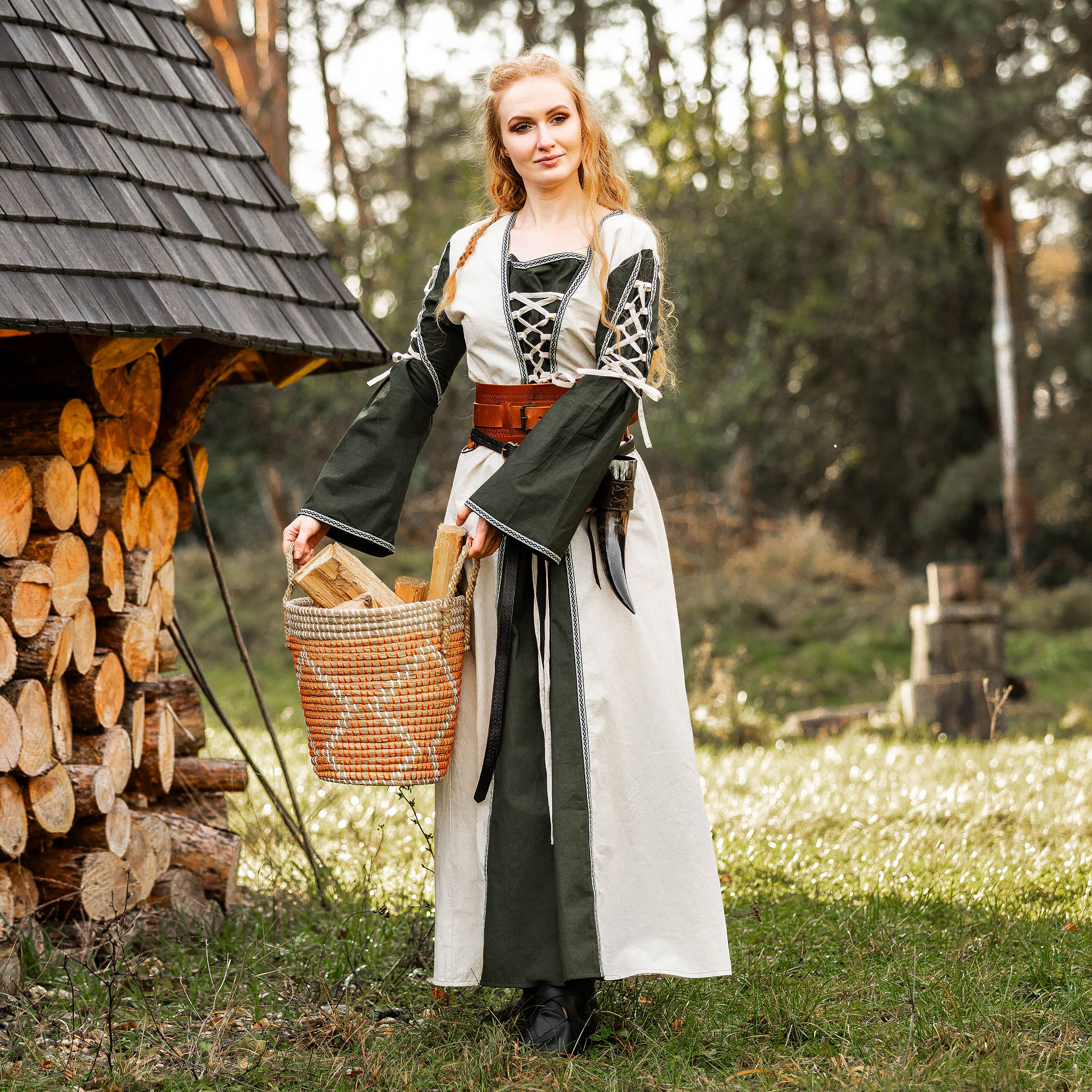 Robe médiévale avec laçage vert-nature