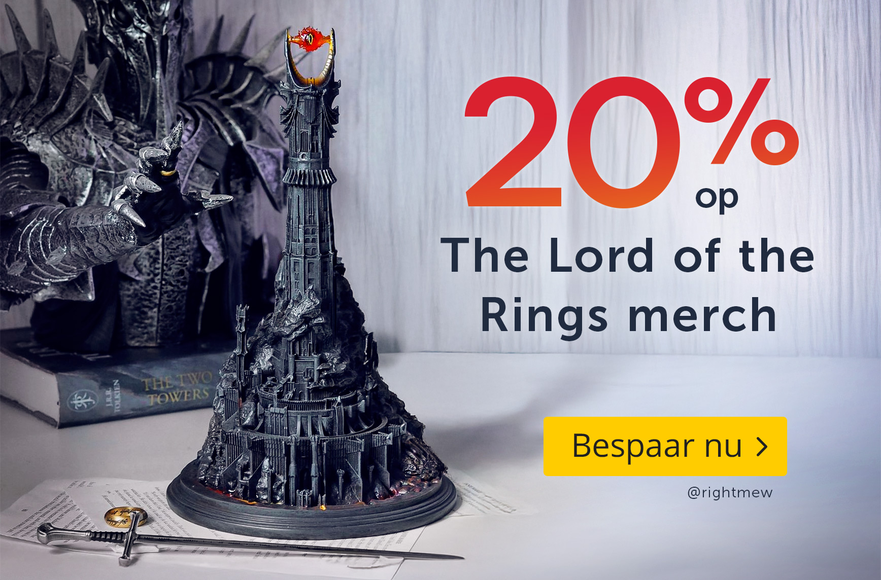 Sauron-beeld reikt naar een gedetailleerde miniatuur van Barad-dûr met het vurige Oog. Tekst: 20% op The Lord of the Rings merch – Bespaar nu. Foto: @rightmew. Elbenwald-promografiek.