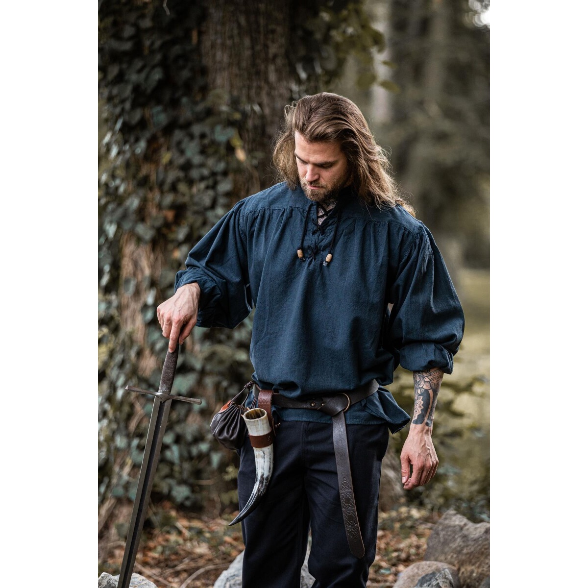 Middeleeuws overhemd met staande kraag en vetersluiting Georg blauw gemêleerd