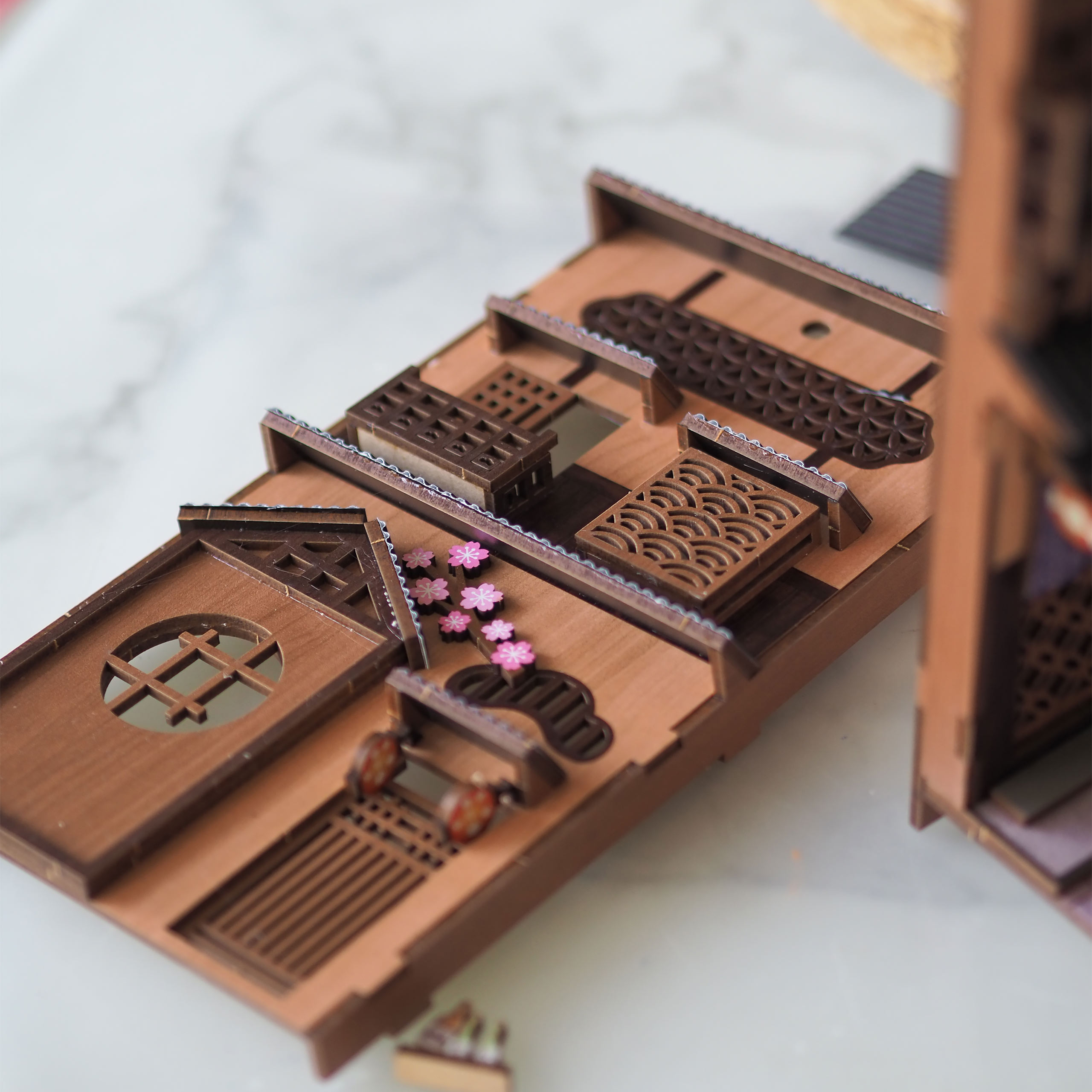 Sakura - Sous le cerisier Sakura Book Nook Modèle Kit Bois