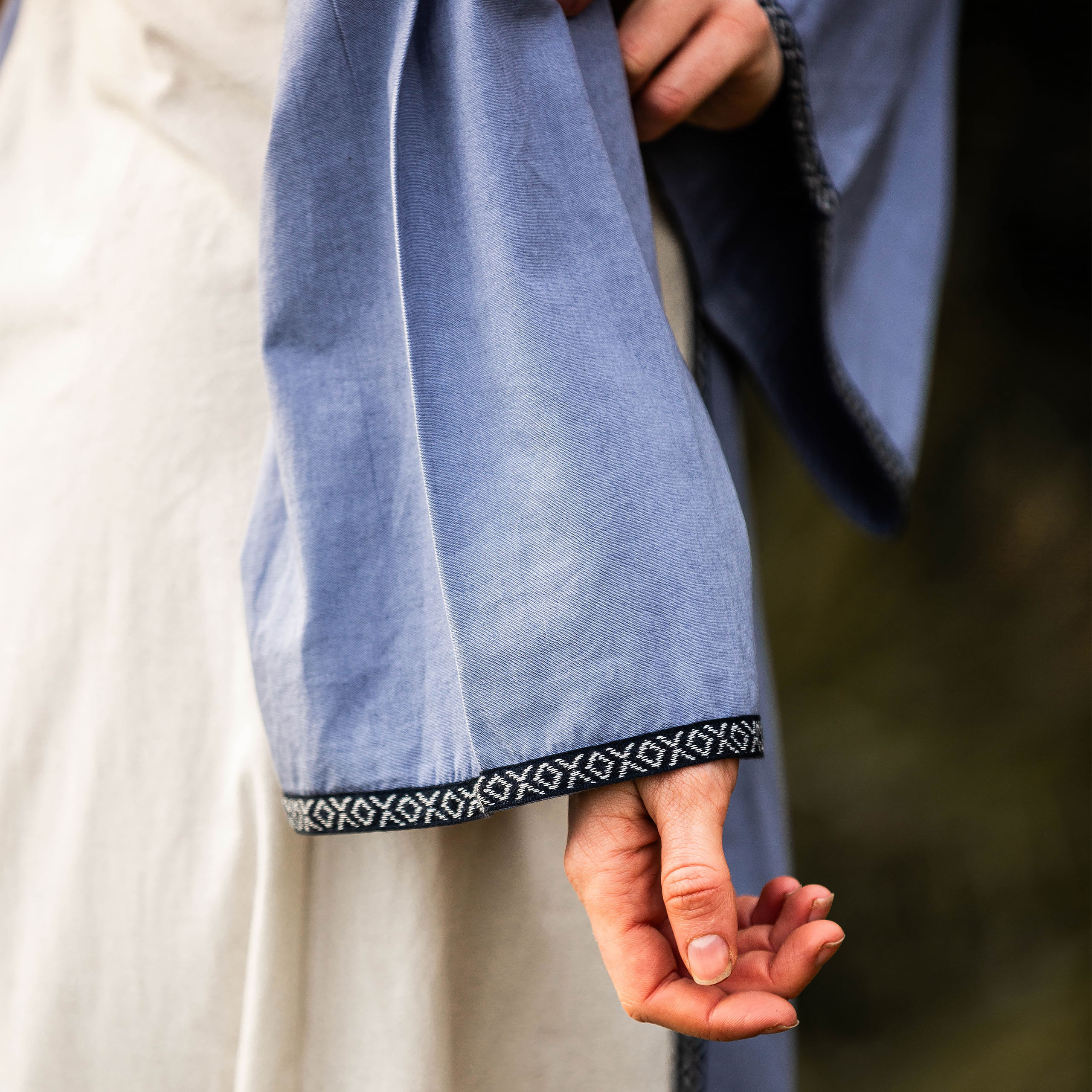 Robe médiévale avec laçage bleu-nature