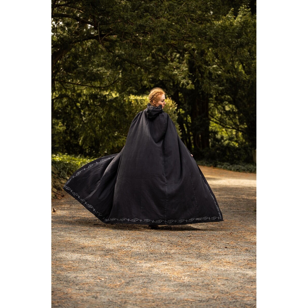 Capa medieval con bordado Erna negra
