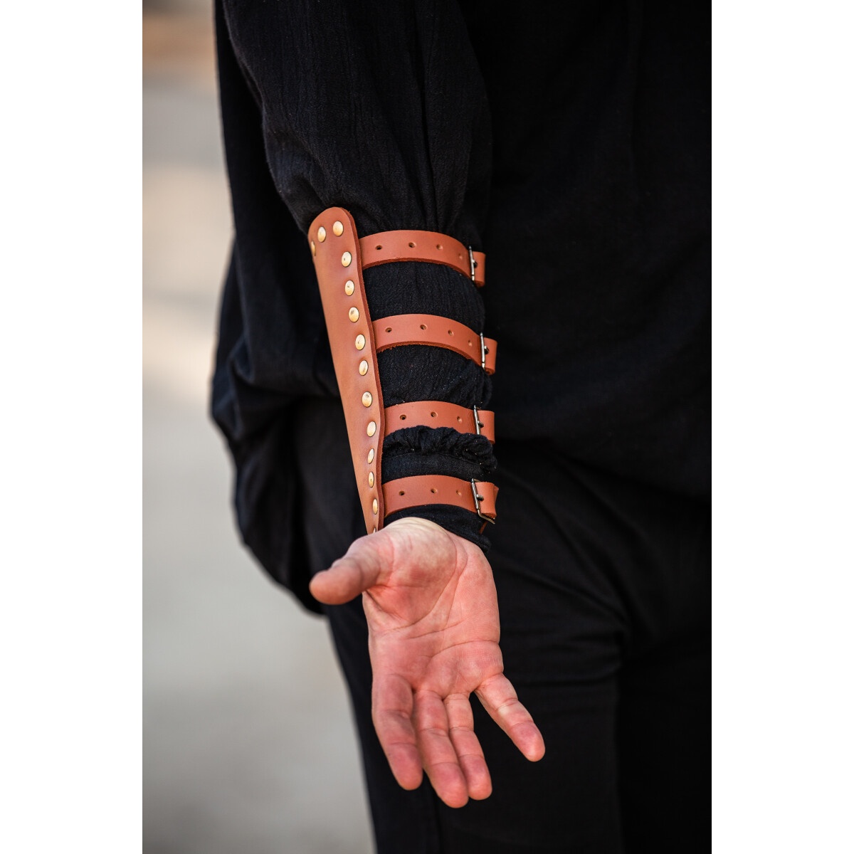 Medeltida läderarmskena Mar brun