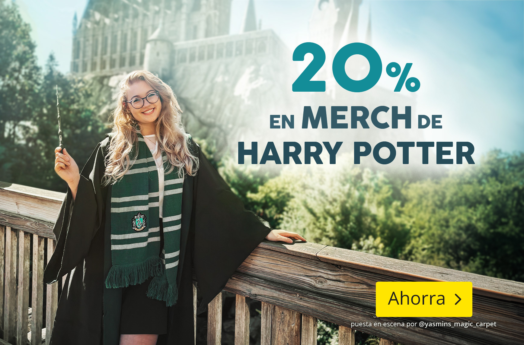 Joven con rizos rubios, bufanda de Slytherin y túnica de Hogwarts frente a un castillo, con varita en la mano. Texto: 20 % en merch de Harry Potter – Ahorra – Escenografía de @yasmins_magic_carpet.