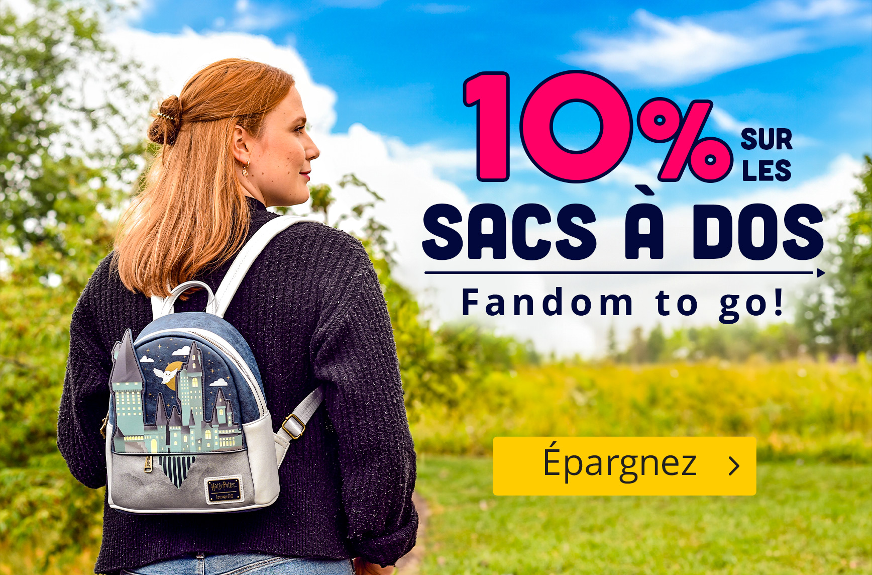 Femme avec sac à dos Harry Potter dans un champ vert, texte : ‘-10 % sur les sacs à dos – Fandom to go !’ et bouton jaune ‘Épargnez’.
