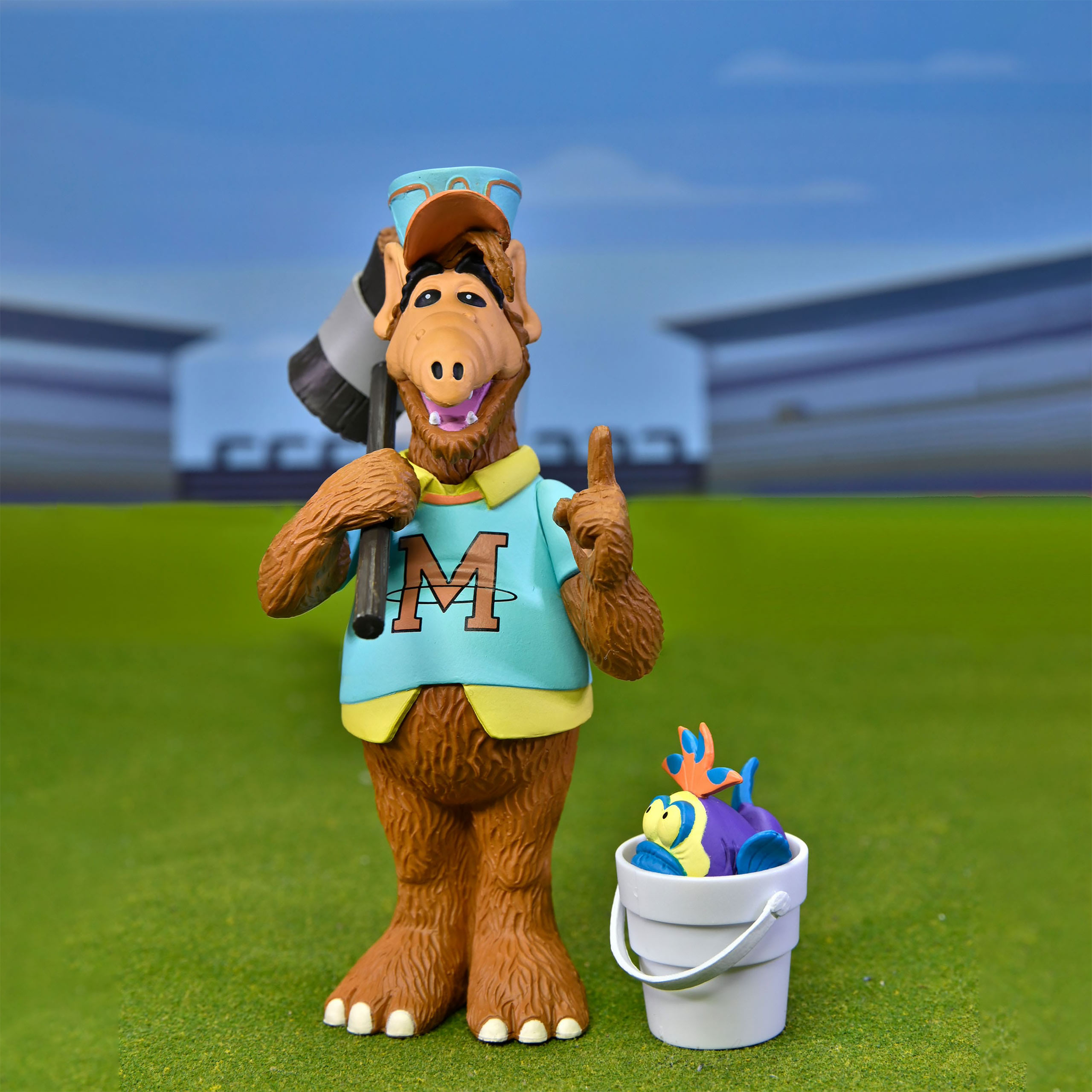 Figurine d'Alf avec une batte de baseball