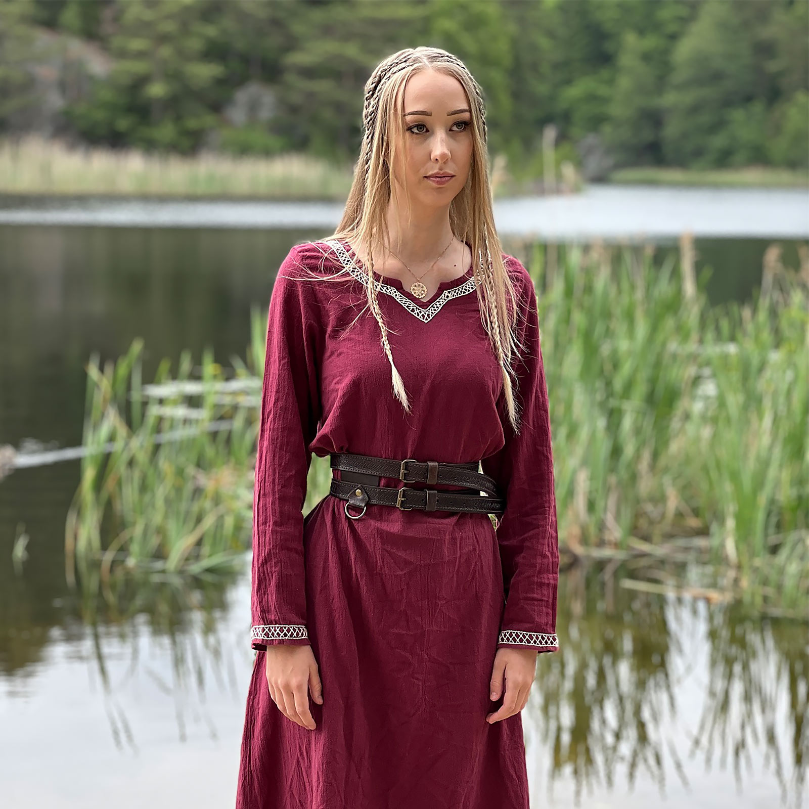 Mittelalter Kleid mit Handstickerei rot