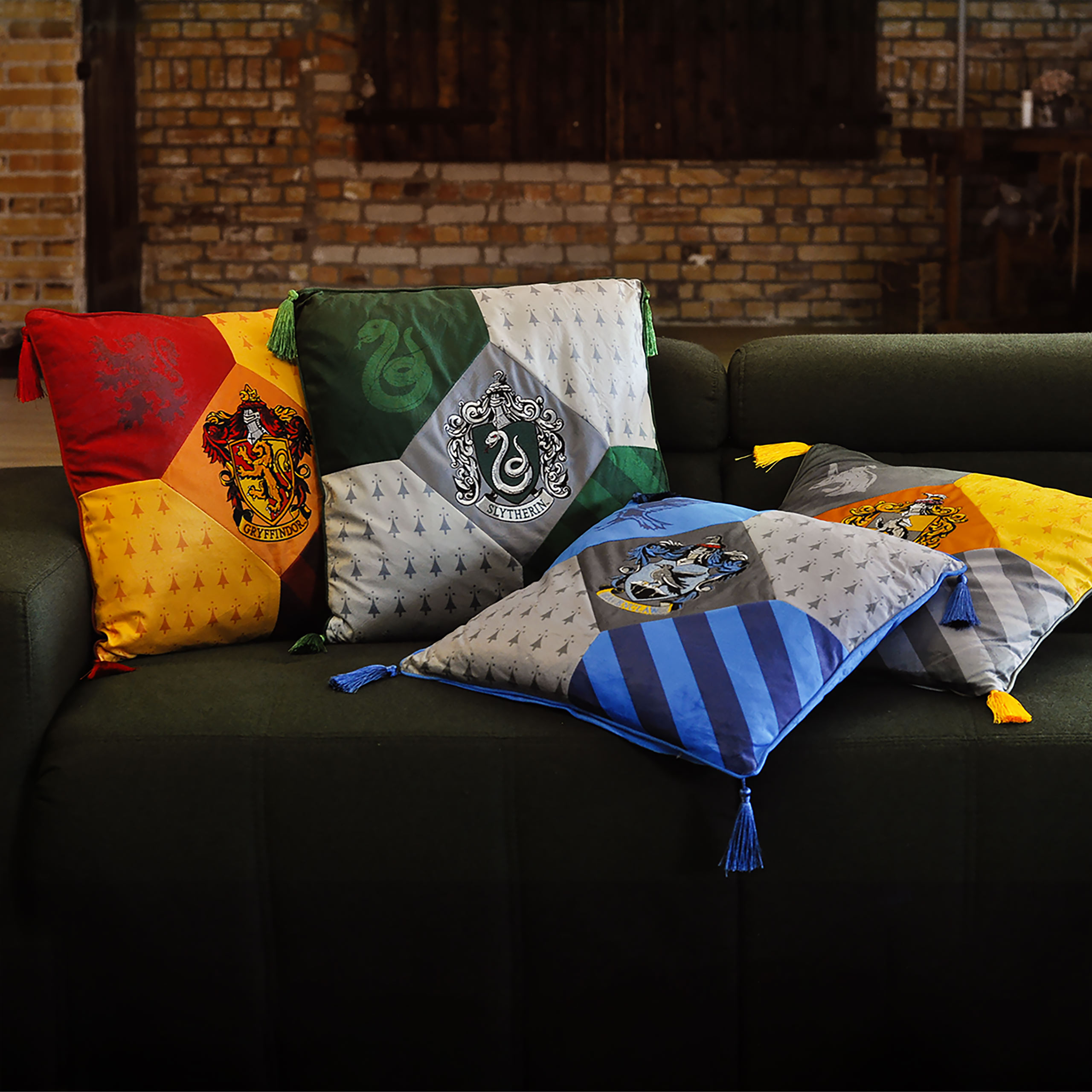 Harry Potter - Almohada Hufflepuff con borlas deluxe