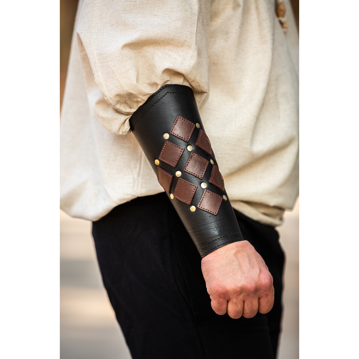 Medeltida läderarmskena Orm svart-brun