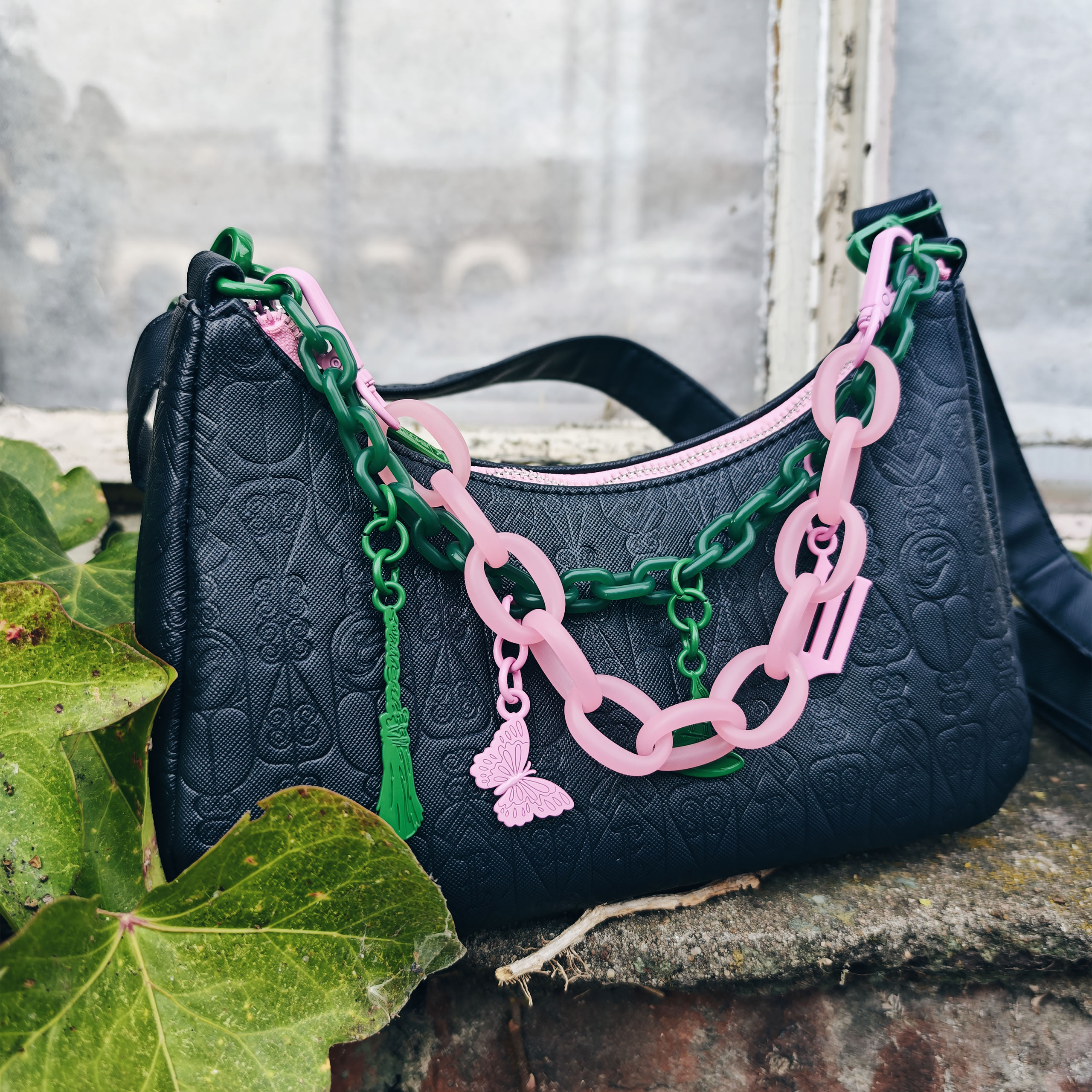 Wicked - crossbody-väska med berlocker