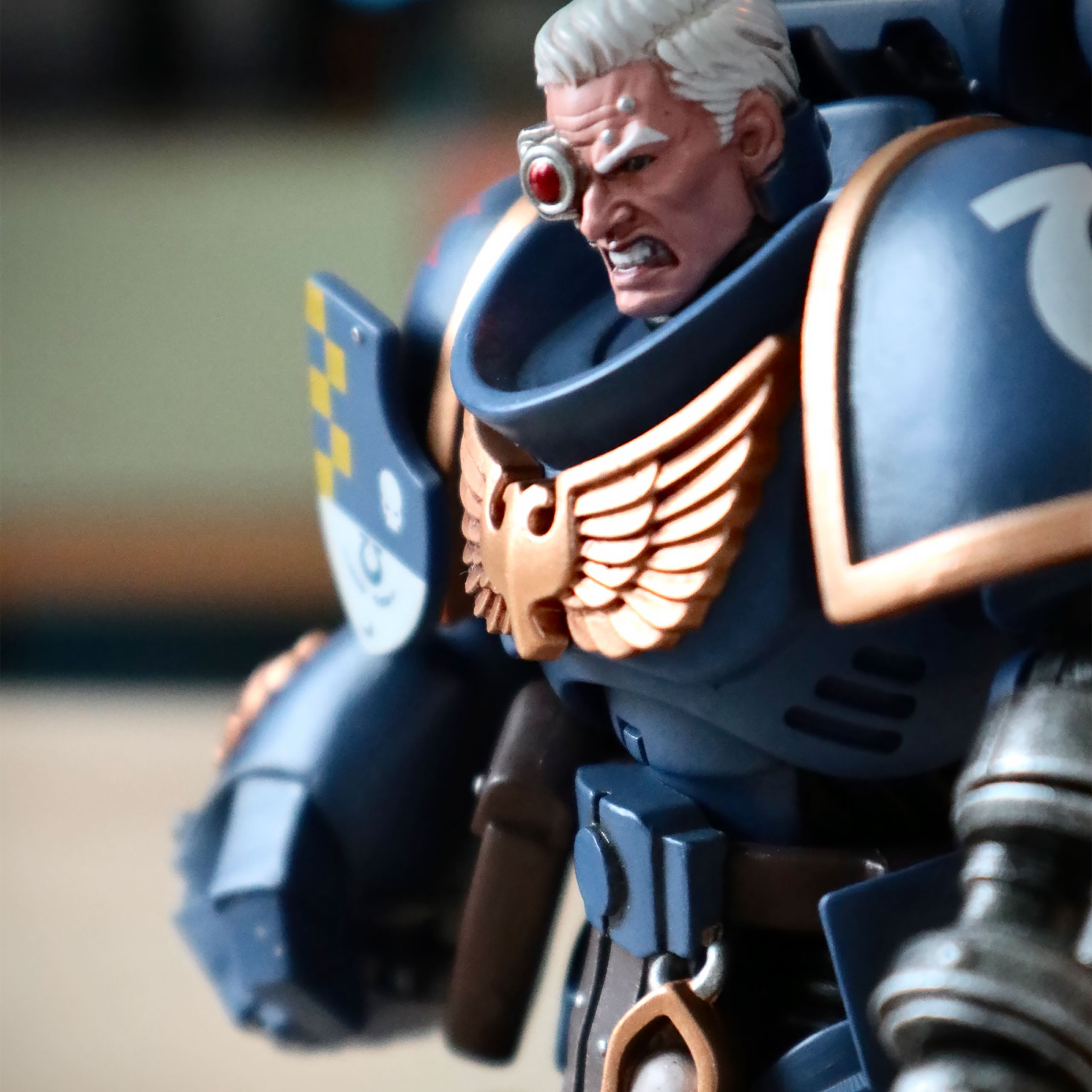 Warhammer 40k - Ultramarines Lieutenant with Power Fist Action Figure