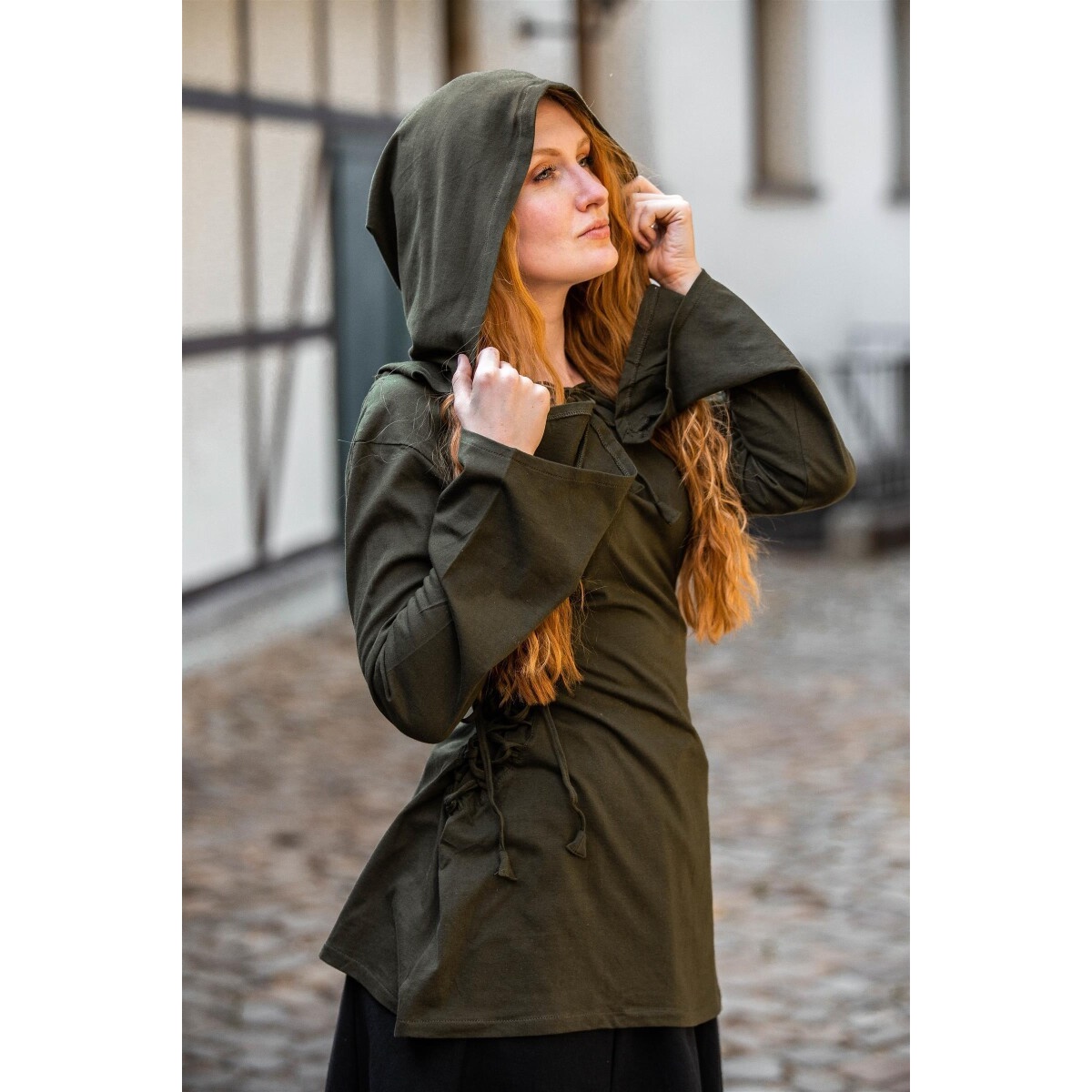 Bluzka średniowieczna Lea z kapturem i sznurowaniem zielona