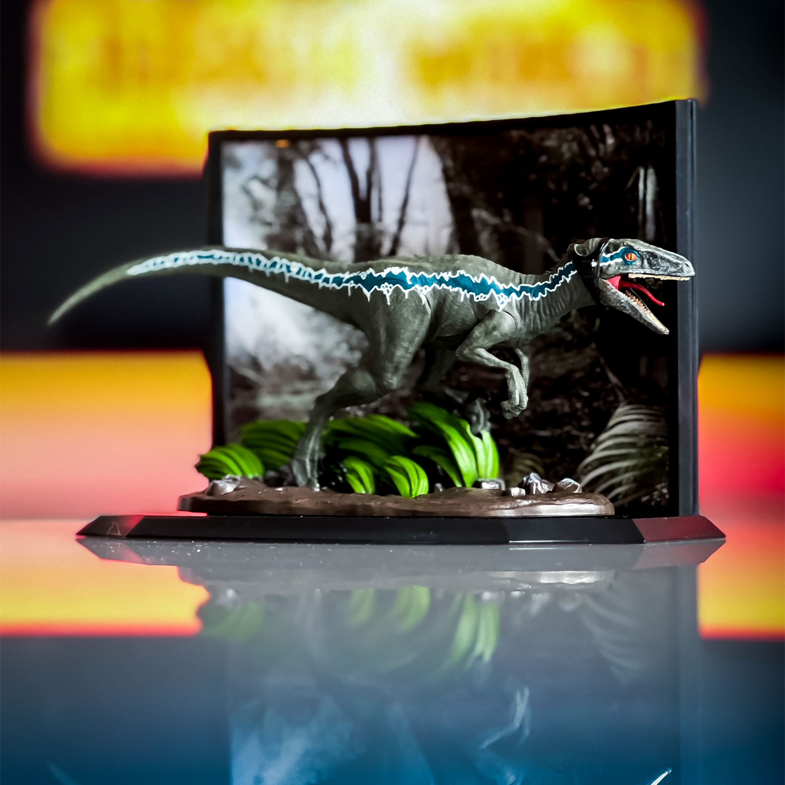 Jurassic Park - Blauwe Velociraptor Diorama Figuur