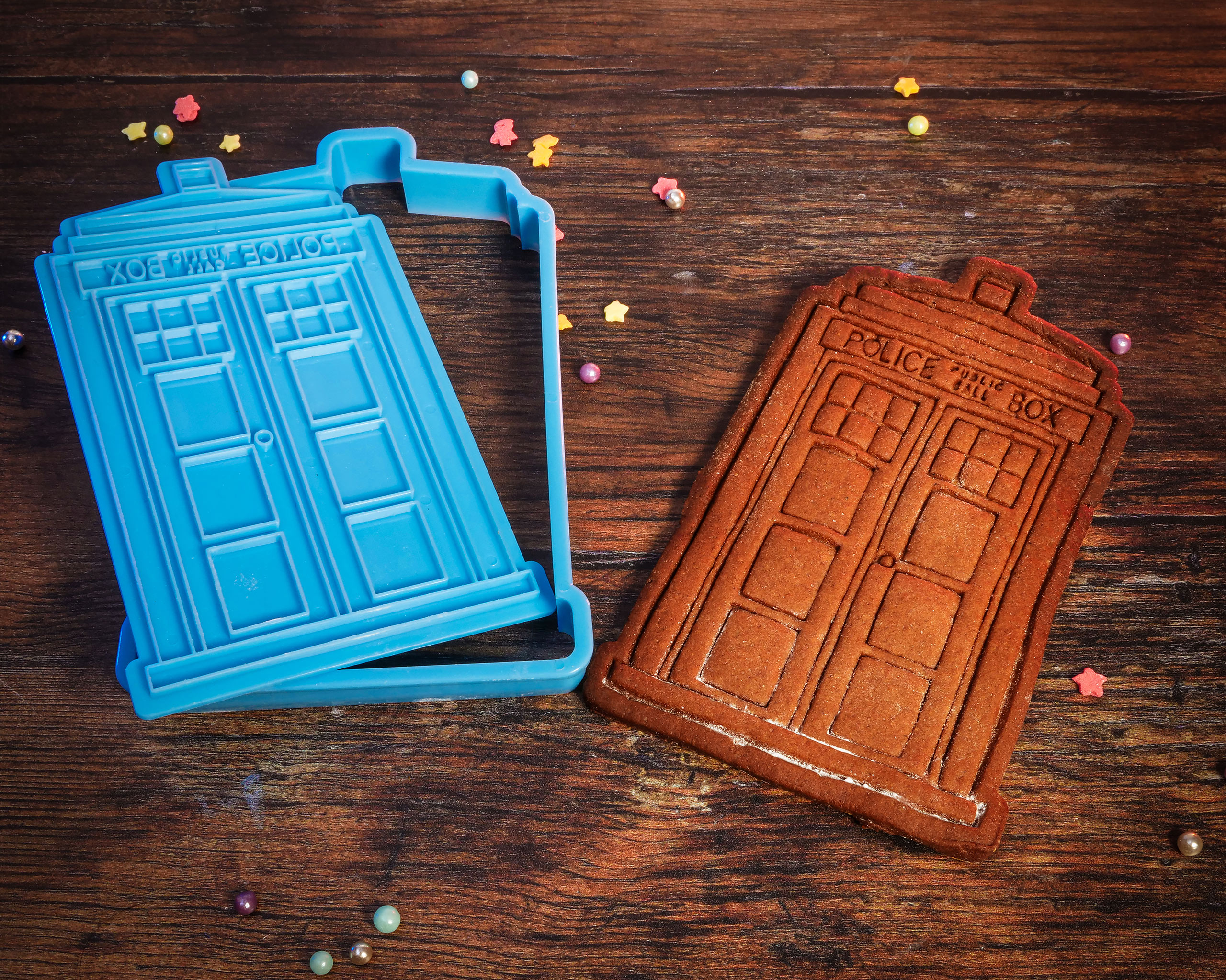 Doctor Who - Boîte à biscuits Tardis et Dalek avec emporte-pièces et tablier