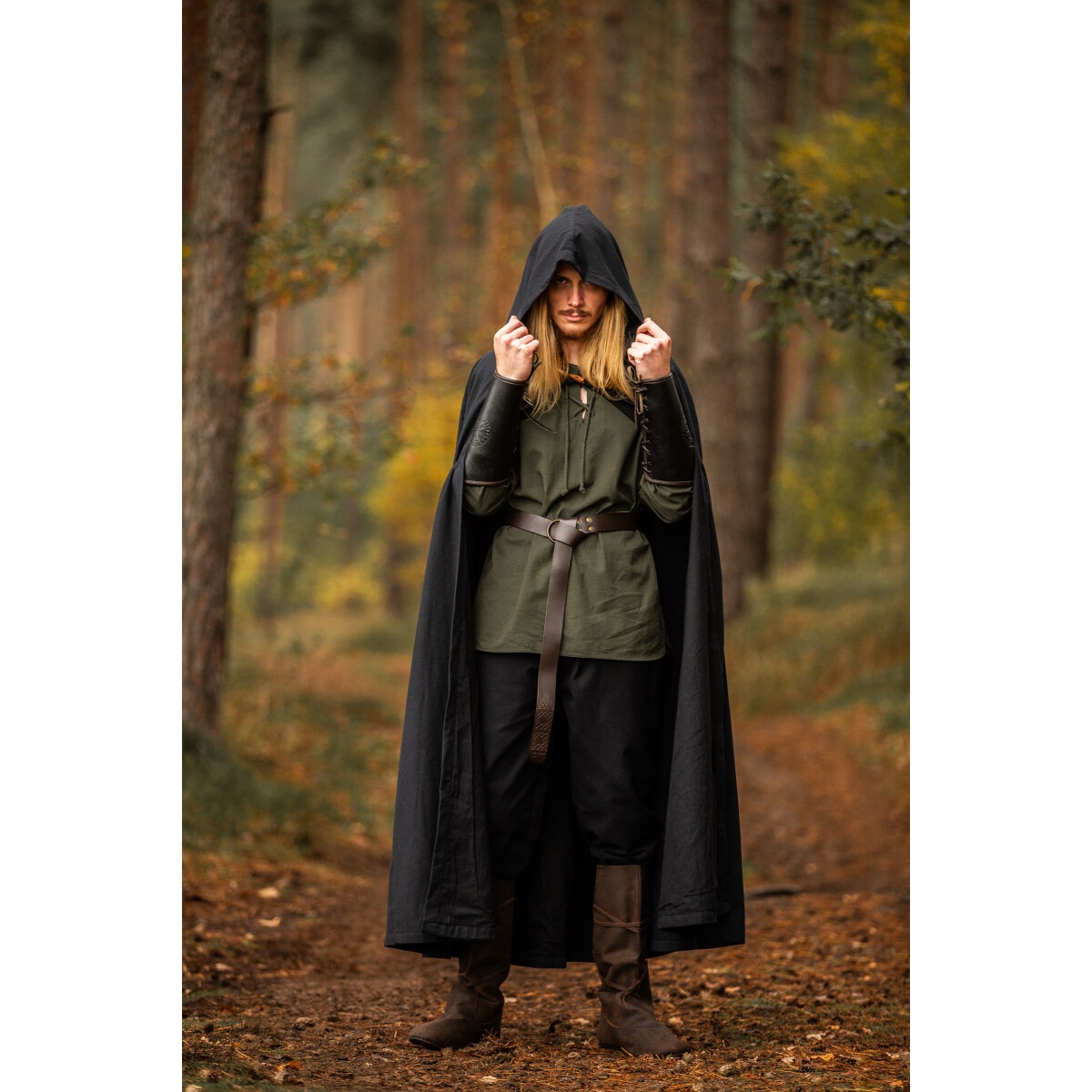 Capa medieval Johannes negra