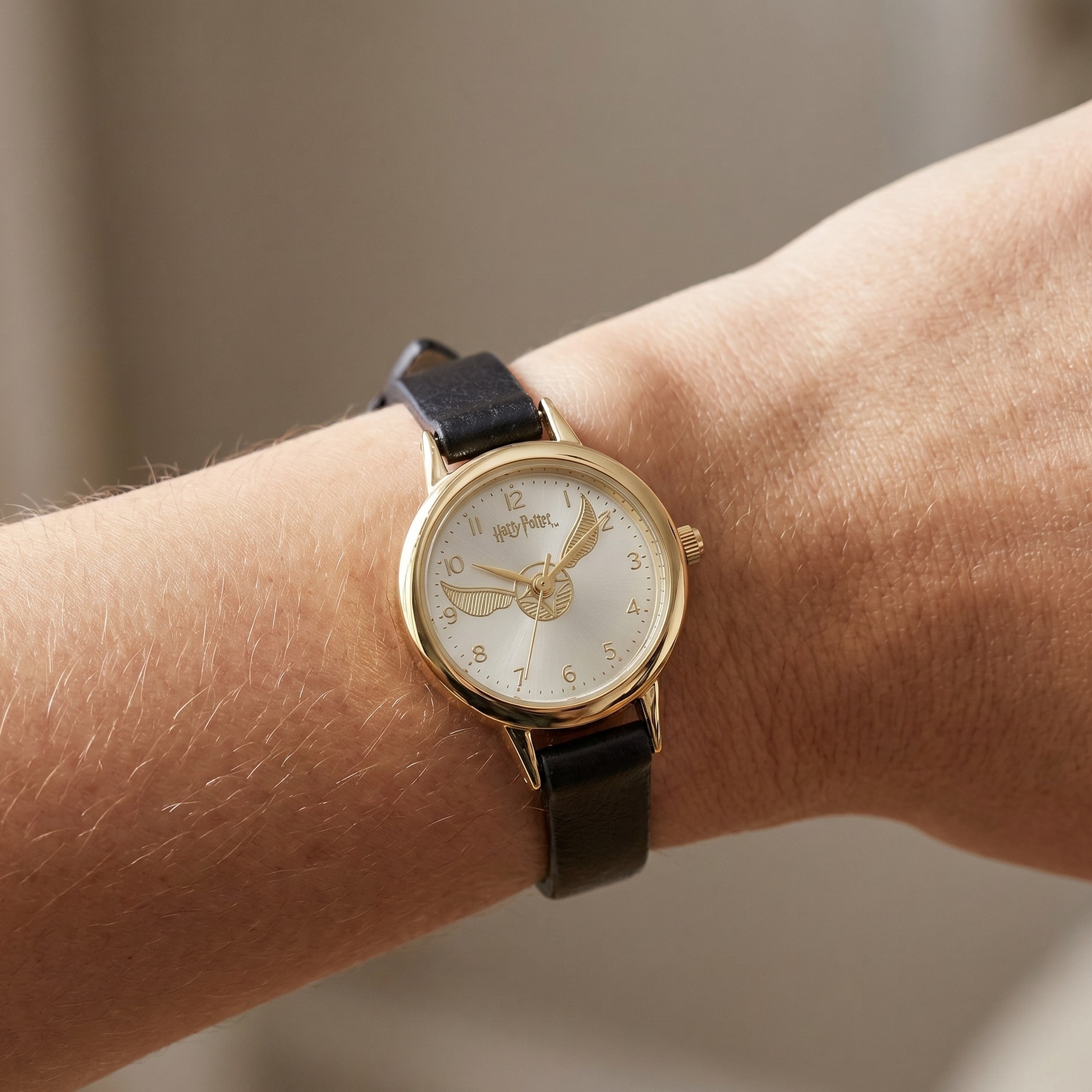 Harry Potter - Reloj de Pulsera Snitch Dorada