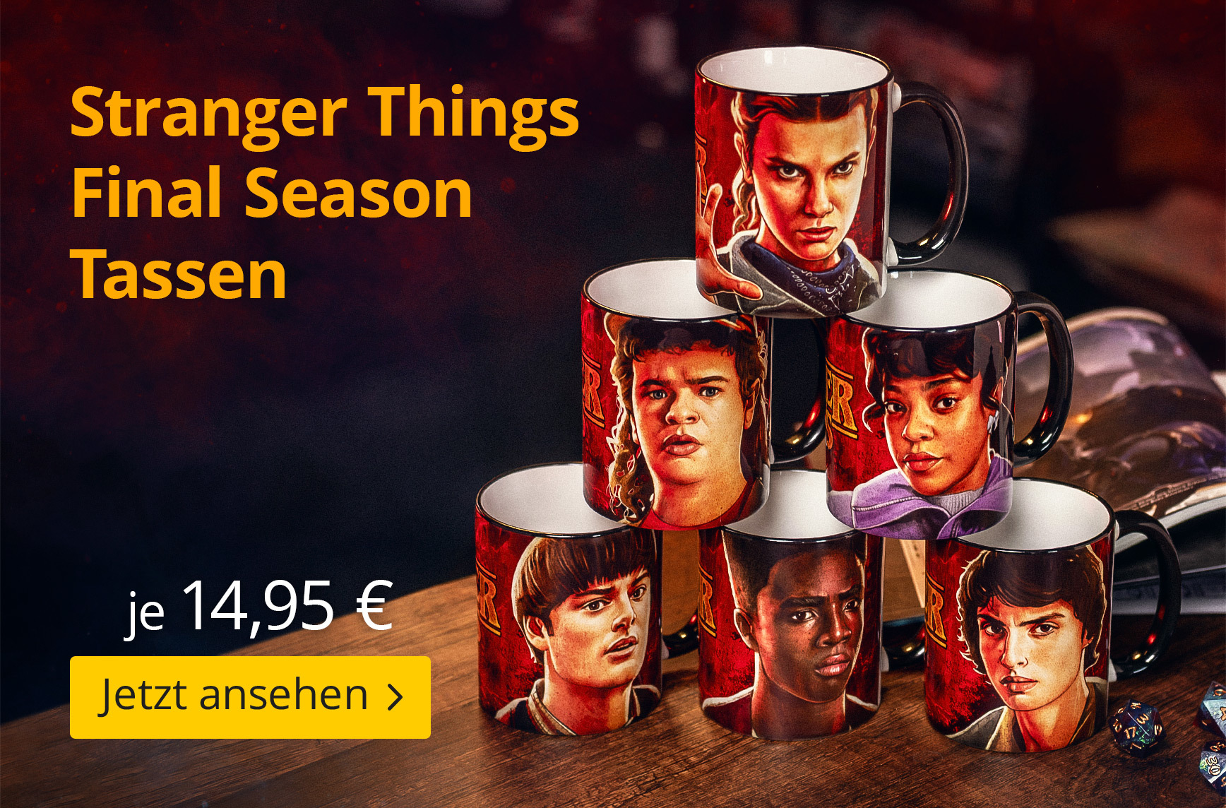 Fünf Stranger-Things-Final-Season-Tassen im Stapel angeordnet, jeweils mit Porträts der Charaktere Eleven, Dustin, Erica, Will, Lucas und Mike auf rotem Hintergrund. Daneben der Text: Stranger Things Final Season Tassen, je 14,95 Euro, Jetzt ansehen.