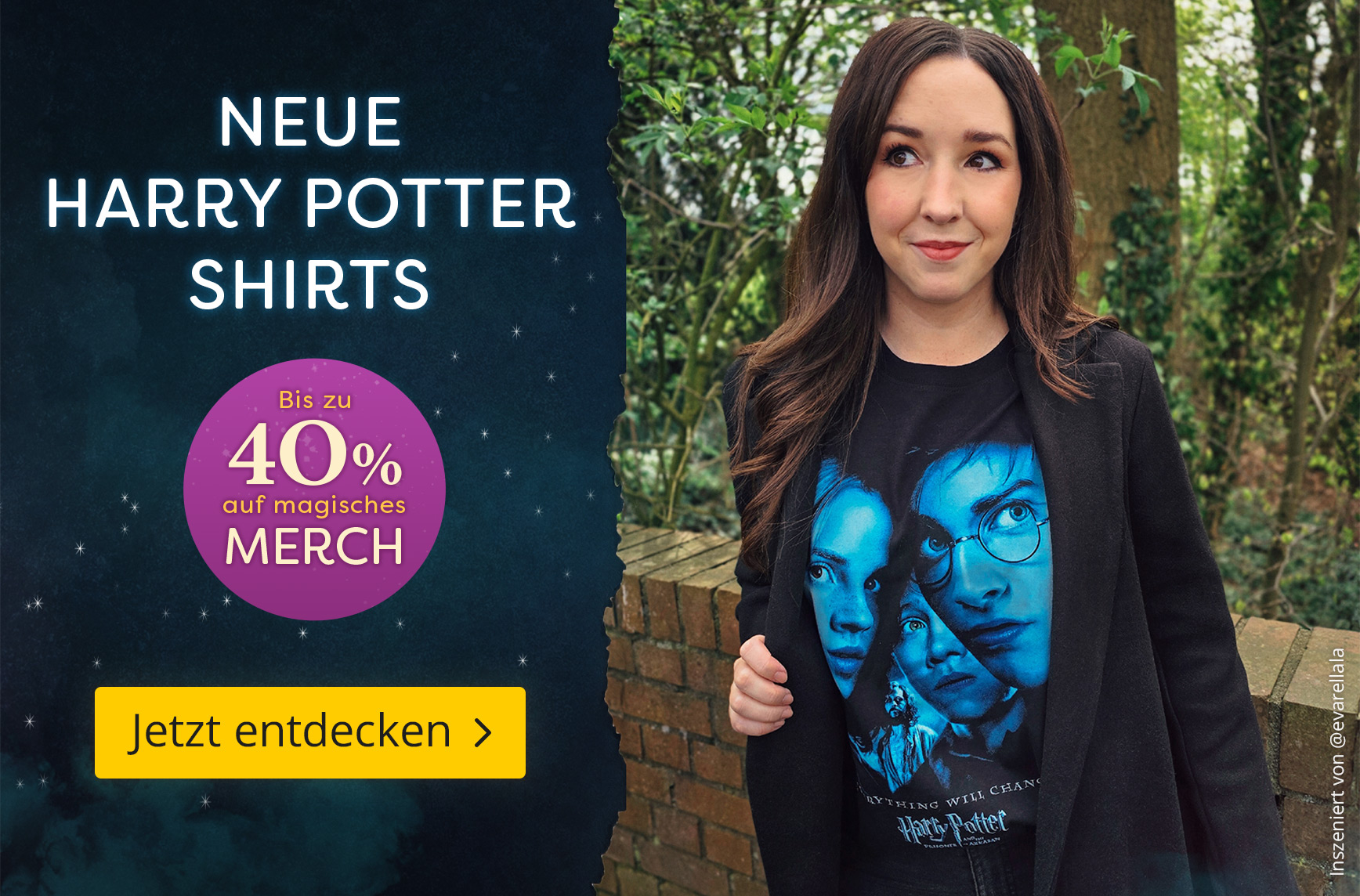 Frau steht draußen vor Bäumen und trägt ein Harry-Potter-Shirt mit blauem Motiv der Hauptfiguren. Text: Neue Harry Potter Shirts, bis zu 40 Prozent auf magisches Merch, Jetzt entdecken.