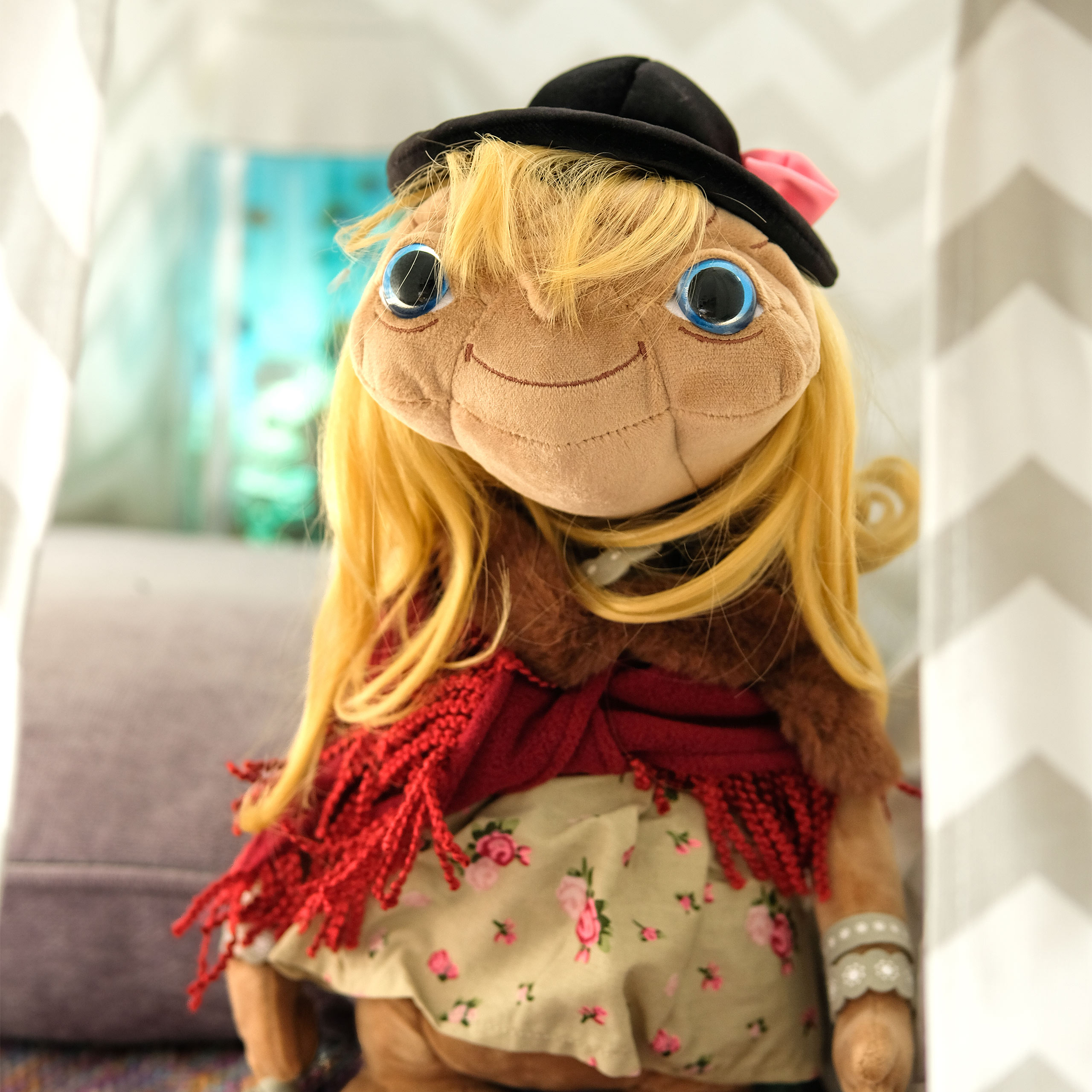 E.T. Plüsch Figur mit Kleid und Hut