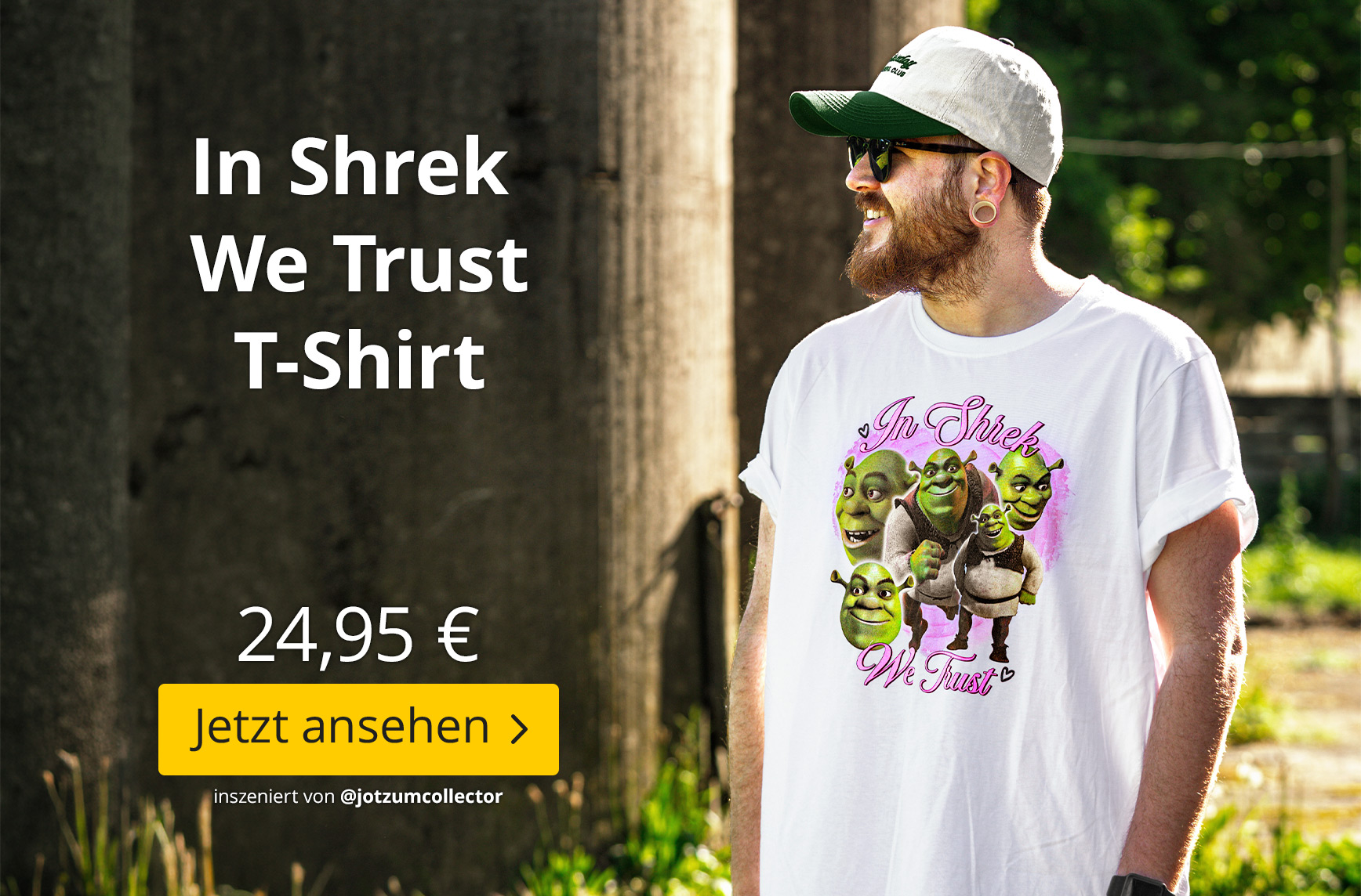 Ein Mann mit Sonnenbrille und Cap trägt ein weißes „In Shrek We Trust“-T-Shirt mit mehreren Shrek-Motiven und steht vor alten Betonsäulen im Sonnenlicht. Text: In Shrek We Trust T-Shirt, 24,95 Euro, Jetzt ansehen.
