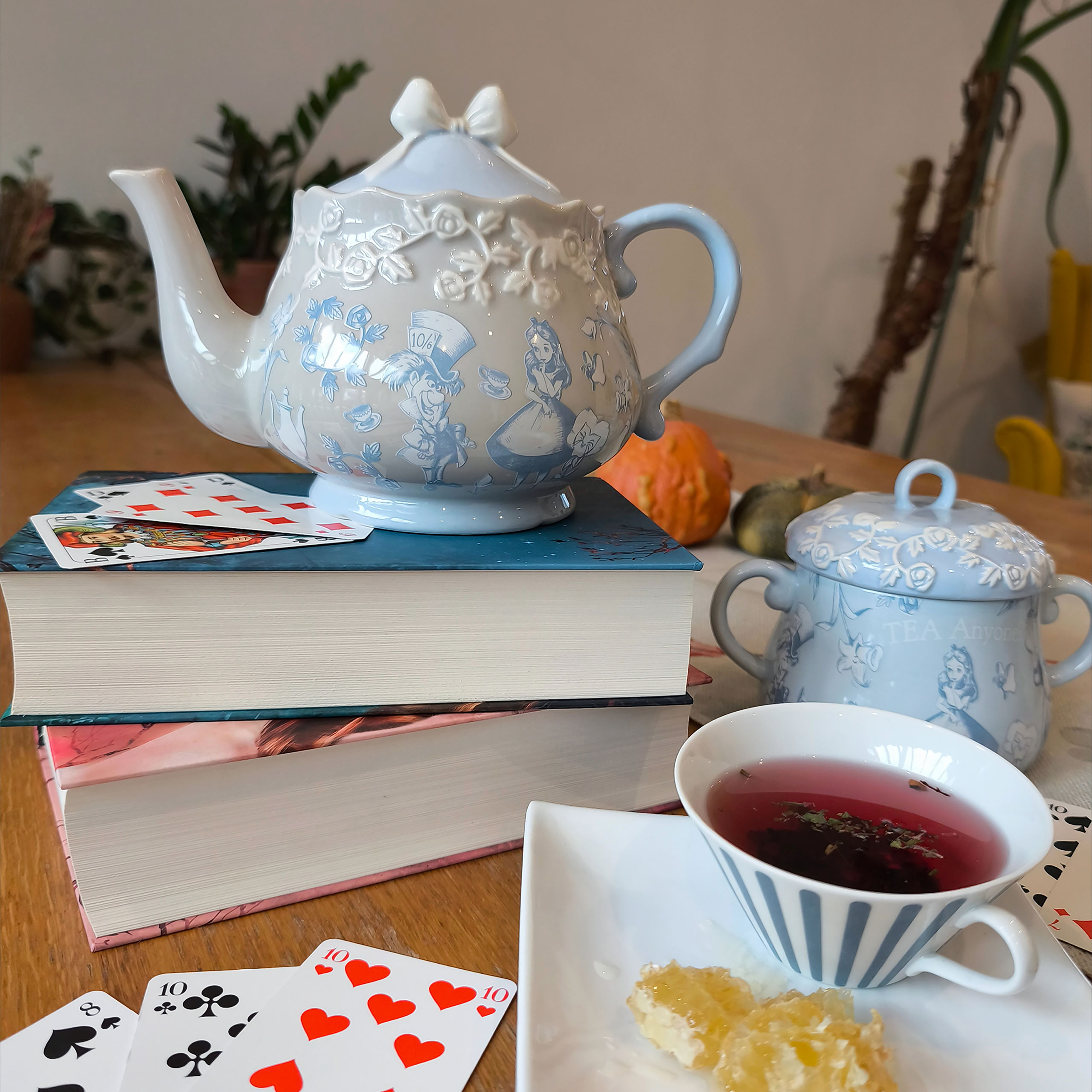 Alice im Wunderland - Hutmacher und Alice Teekanne