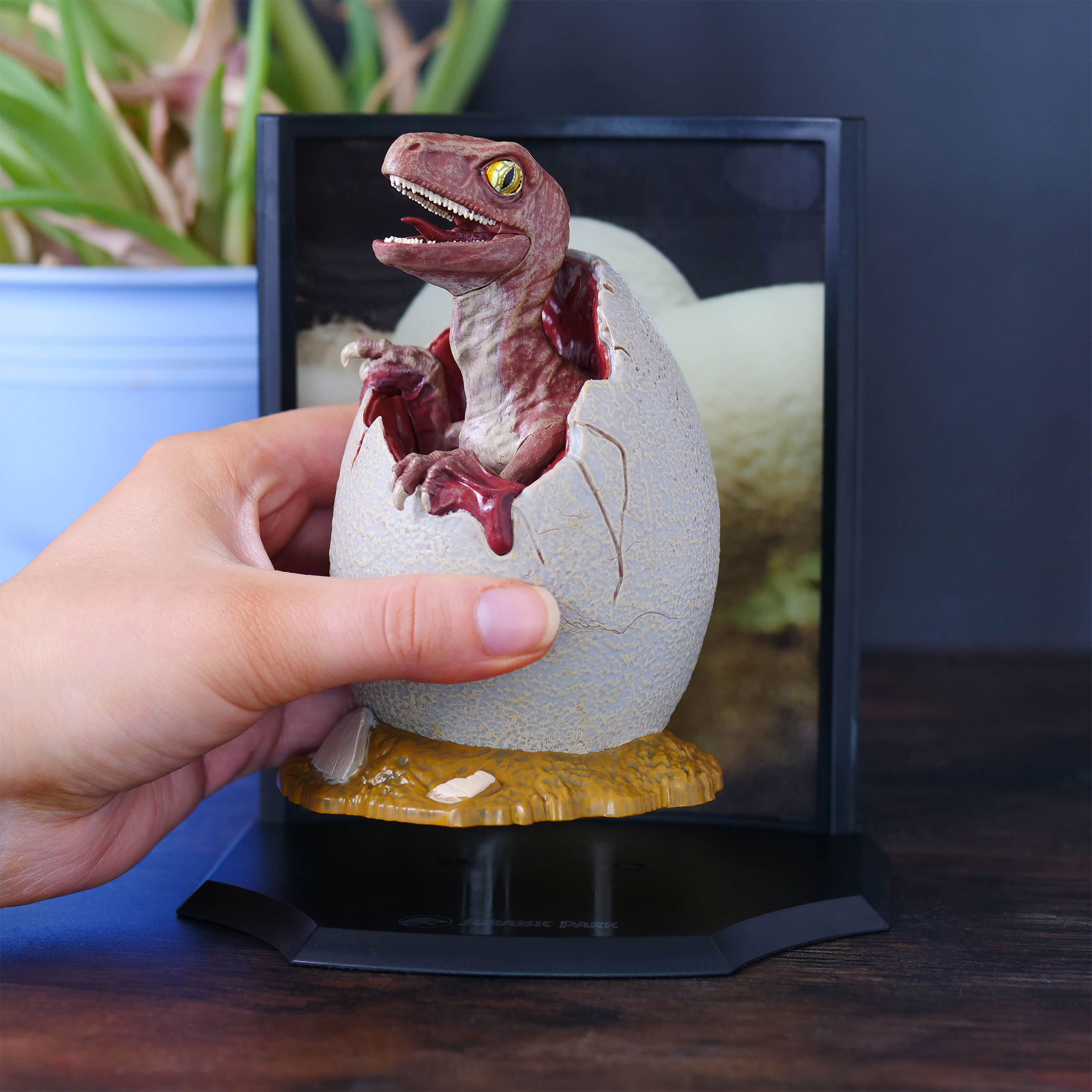 Jurassic Park - Baby Velociraptor Ei Diorama Figuur