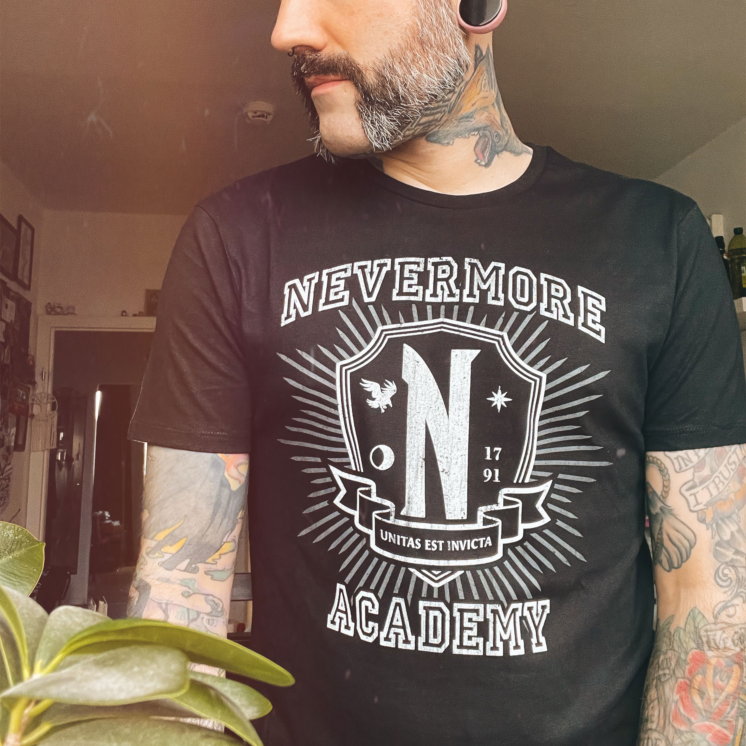 Mercredi - T-shirt noir de l'académie Nevermore