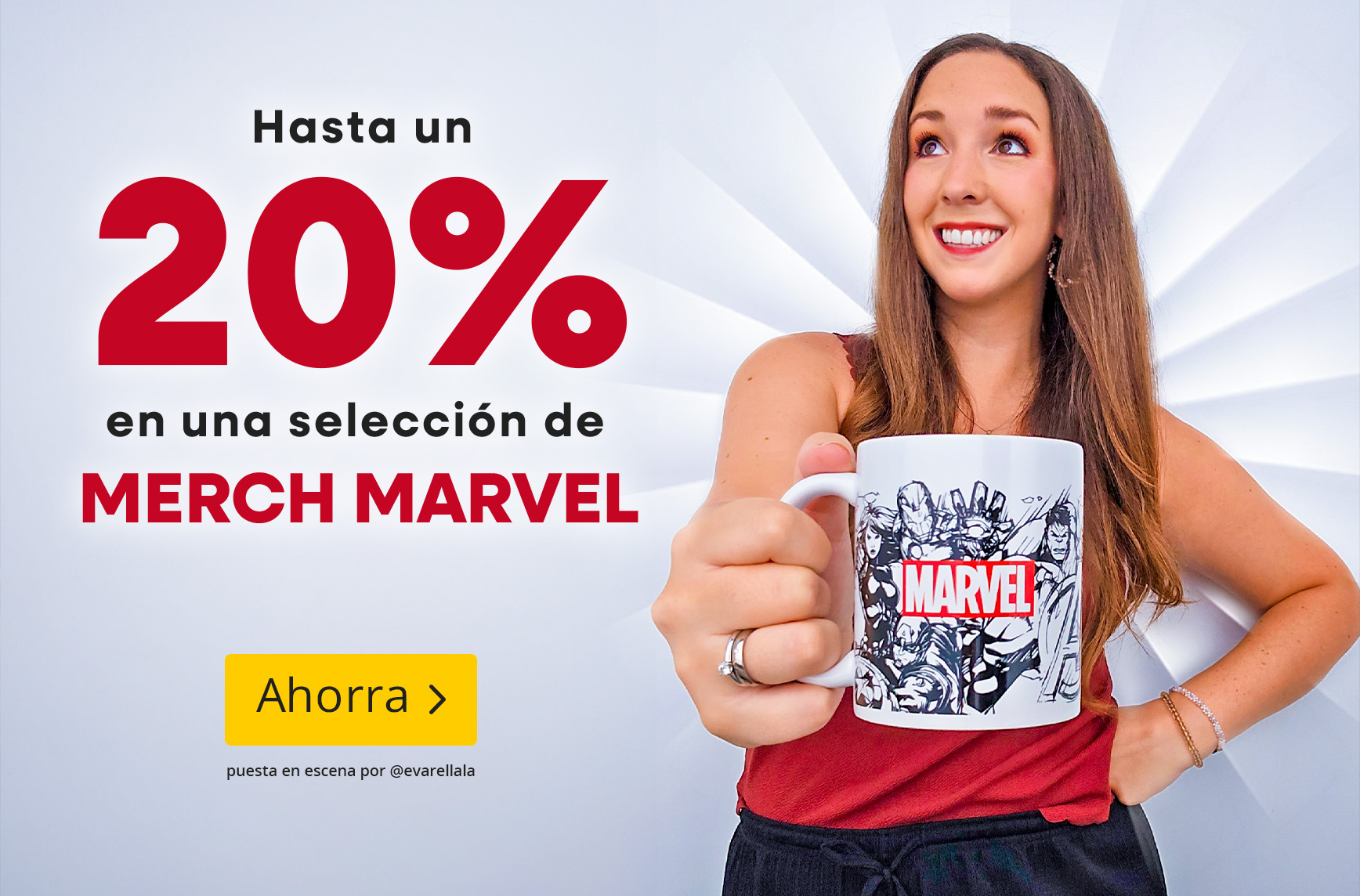 Mujer sonriente sosteniendo una taza de Marvel con ilustraciones de cómic. Texto: Hasta un 20 % de descuento en merchandising Marvel seleccionado, Ahorrar ahora.