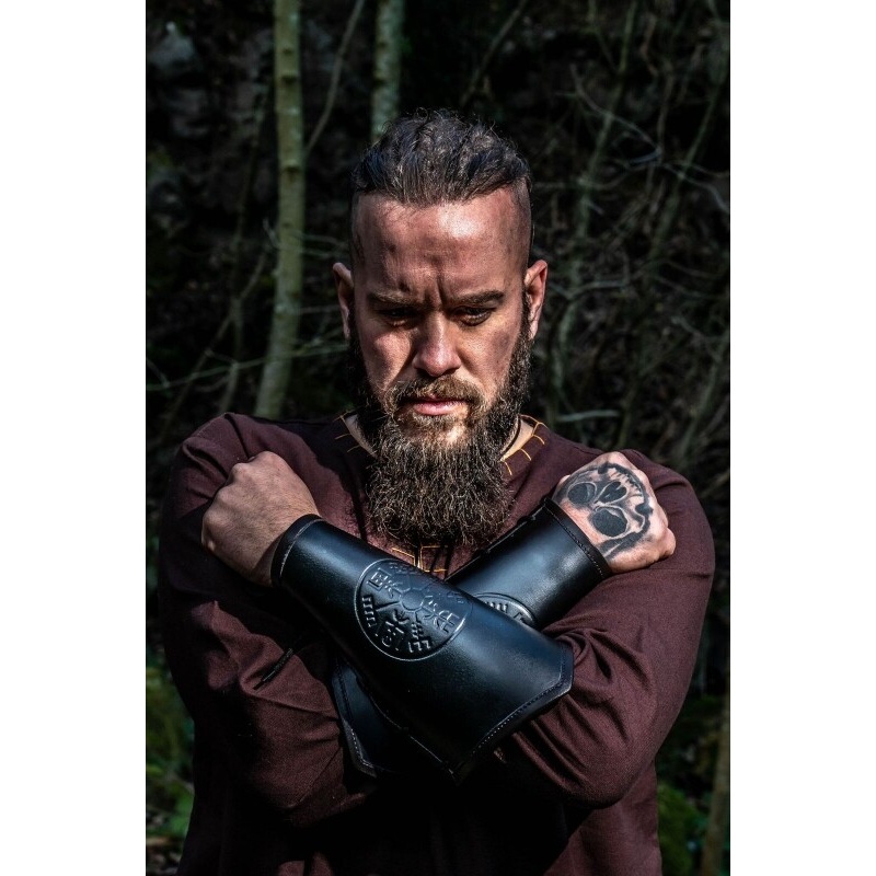 Medeltida läderarmskena Ottar med Vegvisir-prägling svart