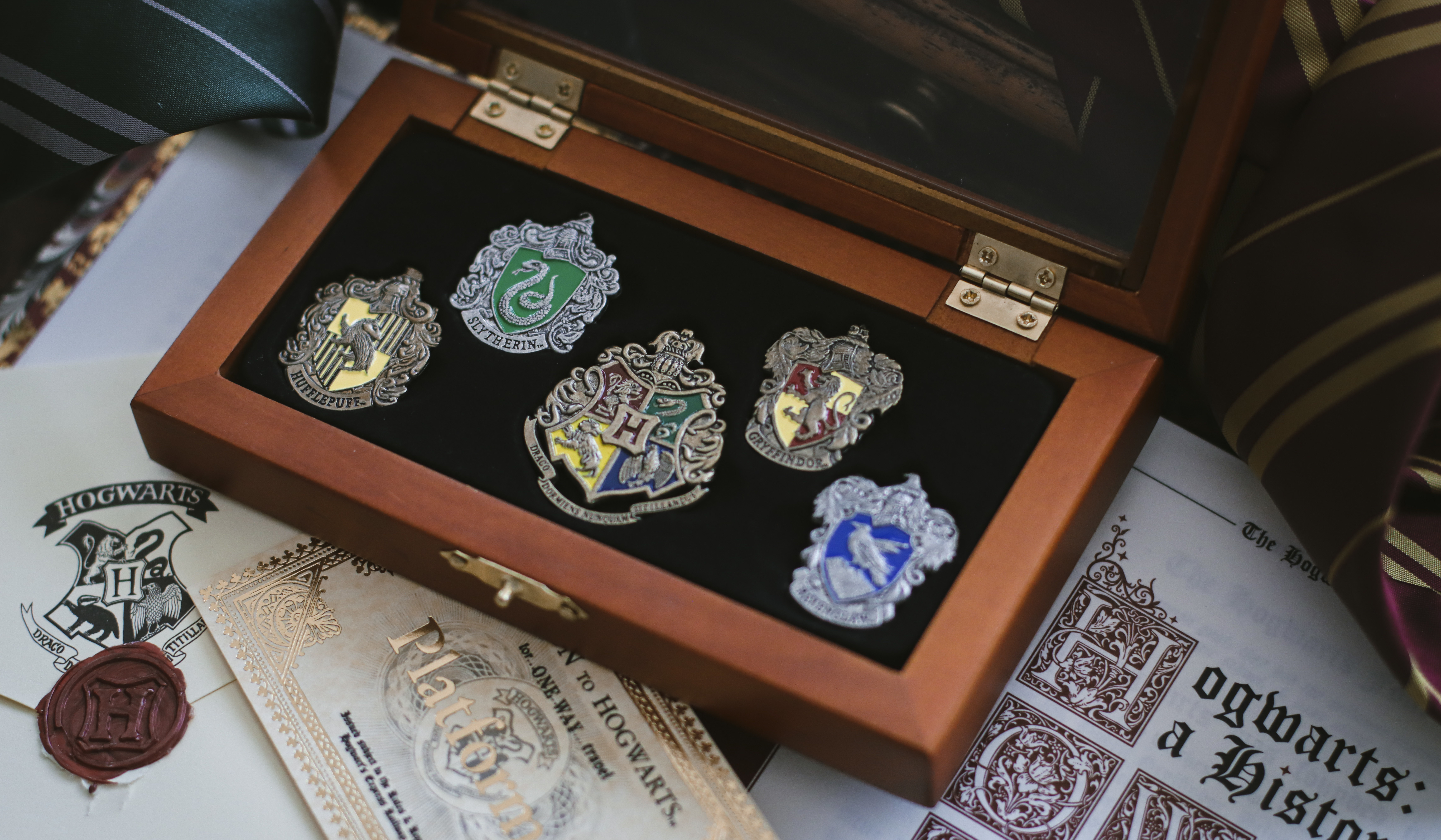 5-delig Hogwarts pinset met schoolwapen en de vier huizenwapens