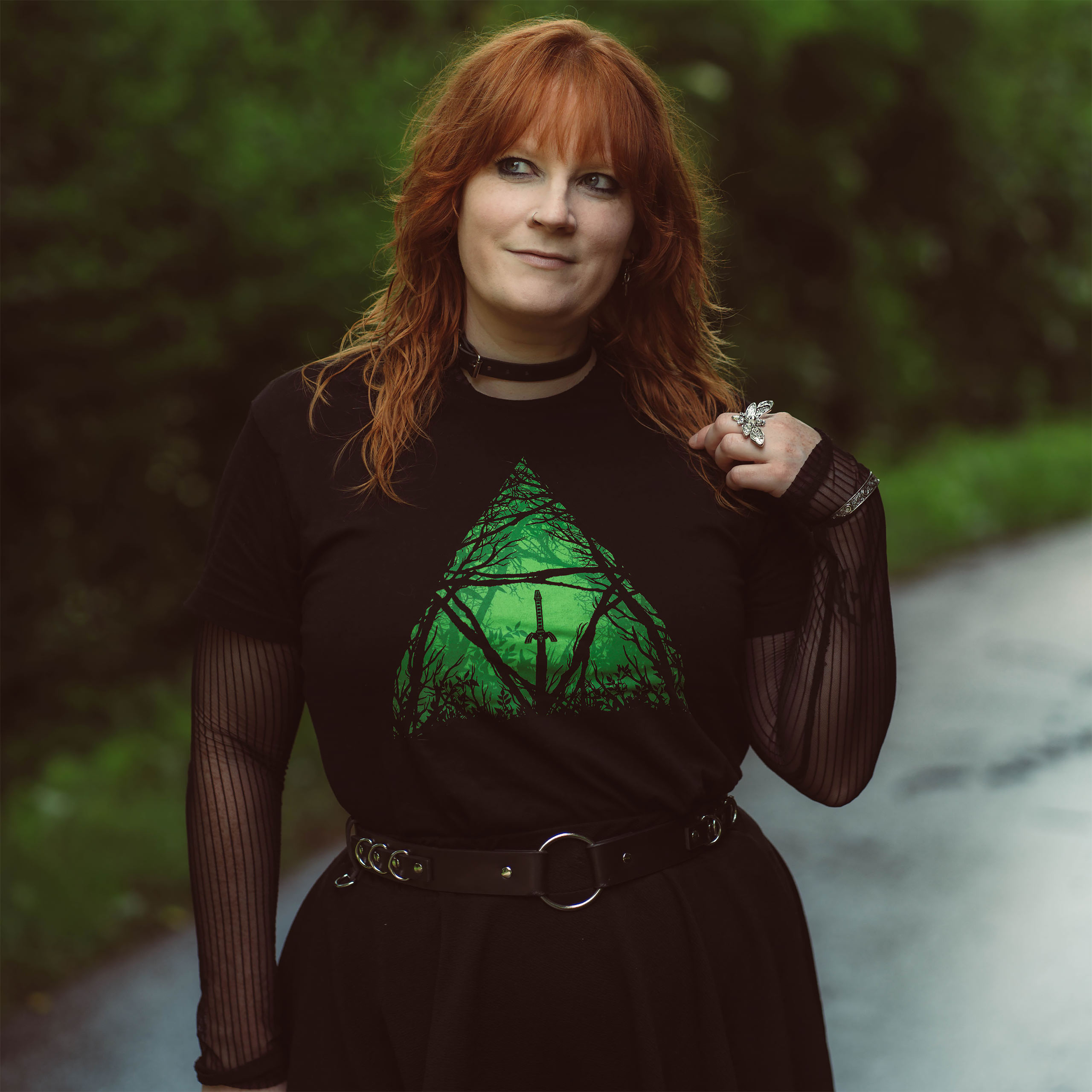 Camiseta de la Espada Maestra en el bosque para fans de Zelda negra