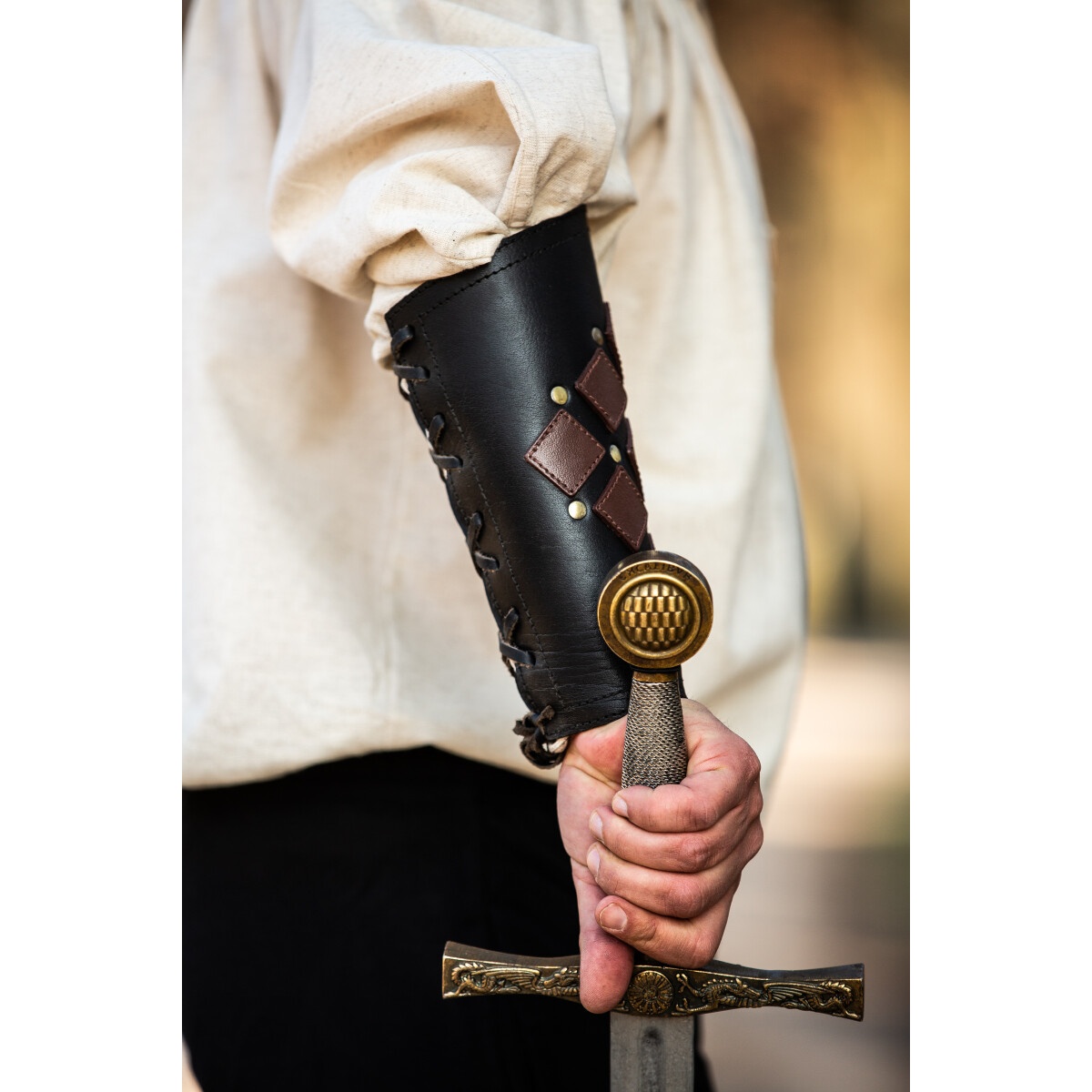 Medeltida läderarmskena Orm svart-brun