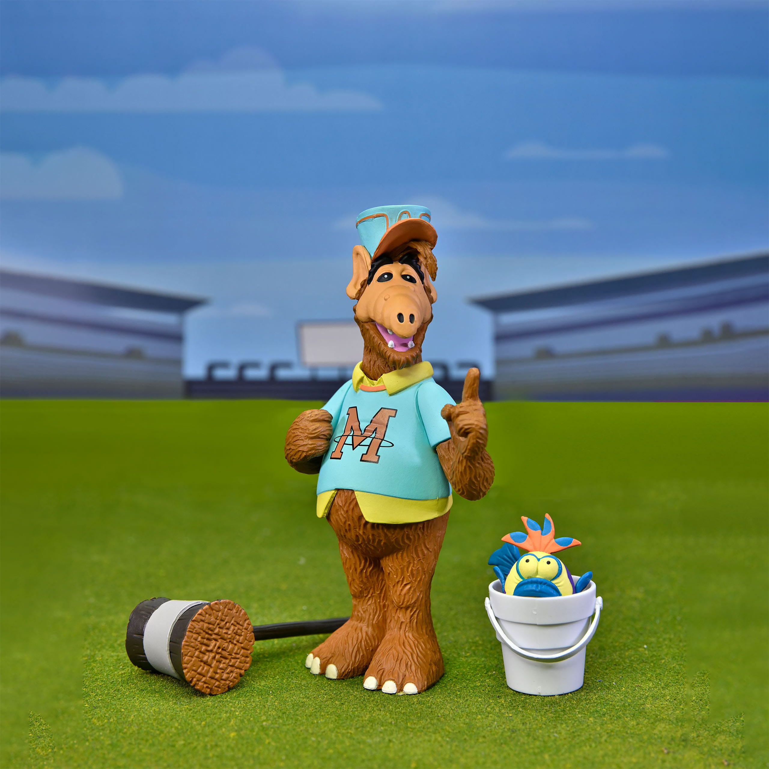 Figurine d'Alf avec une batte de baseball