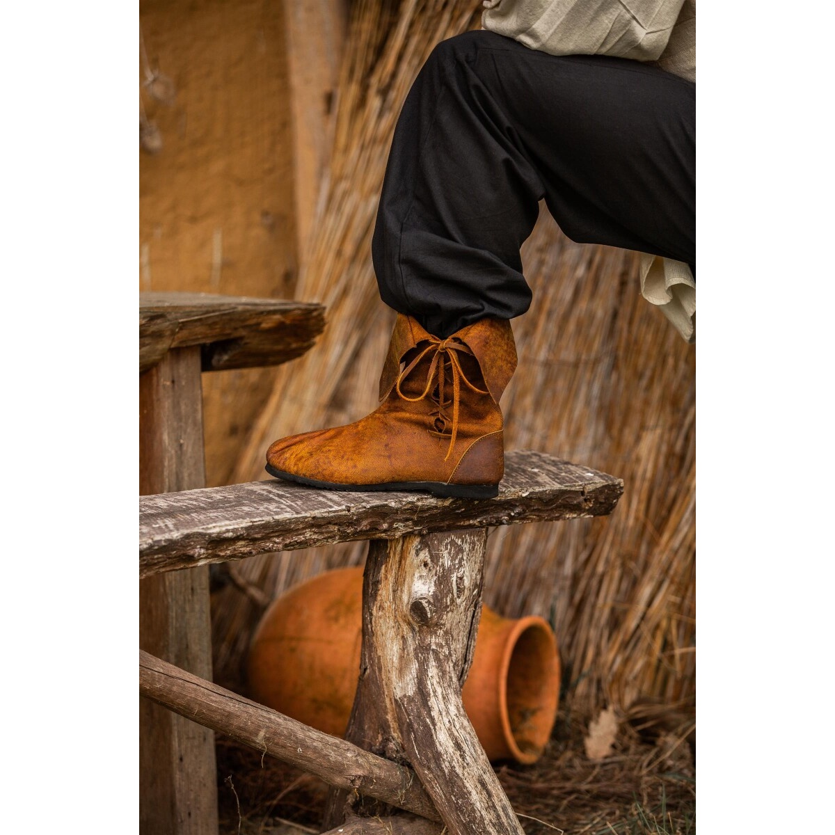 Stivali medievali con risvolto in pelle nabuk marrone
