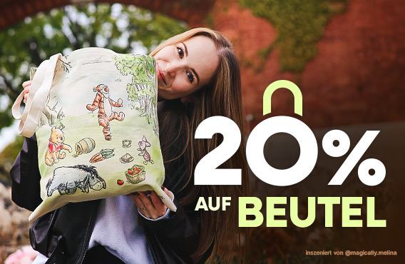 Frau hält einen Stoffbeutel mit Winnie Puuh, Tigger, Ferkel und I-Aah Motiv vor herbstlicher Kulisse. Text: 20 % auf Beutel.