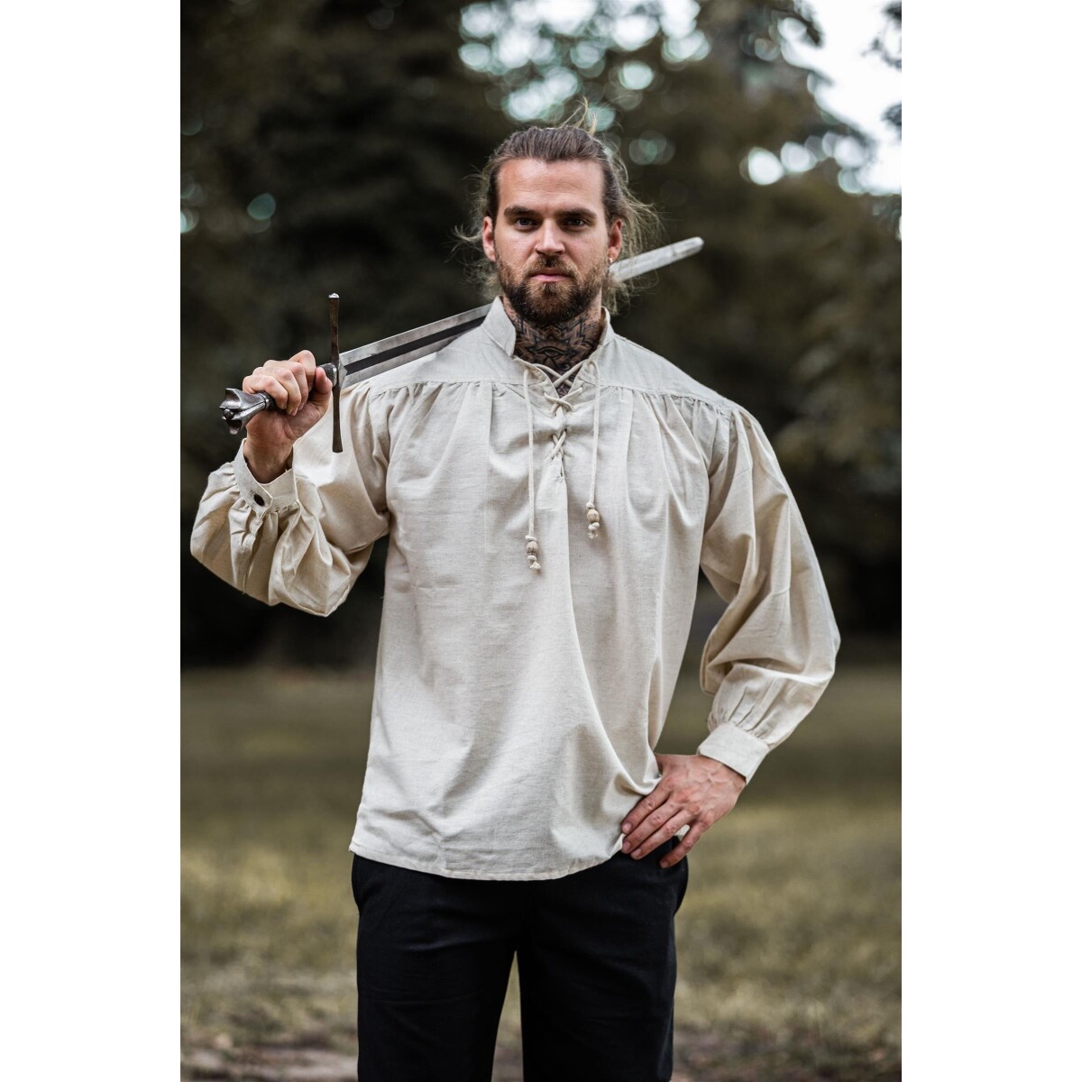 Camisa medieval con cuello alto y cordones Bruno beige